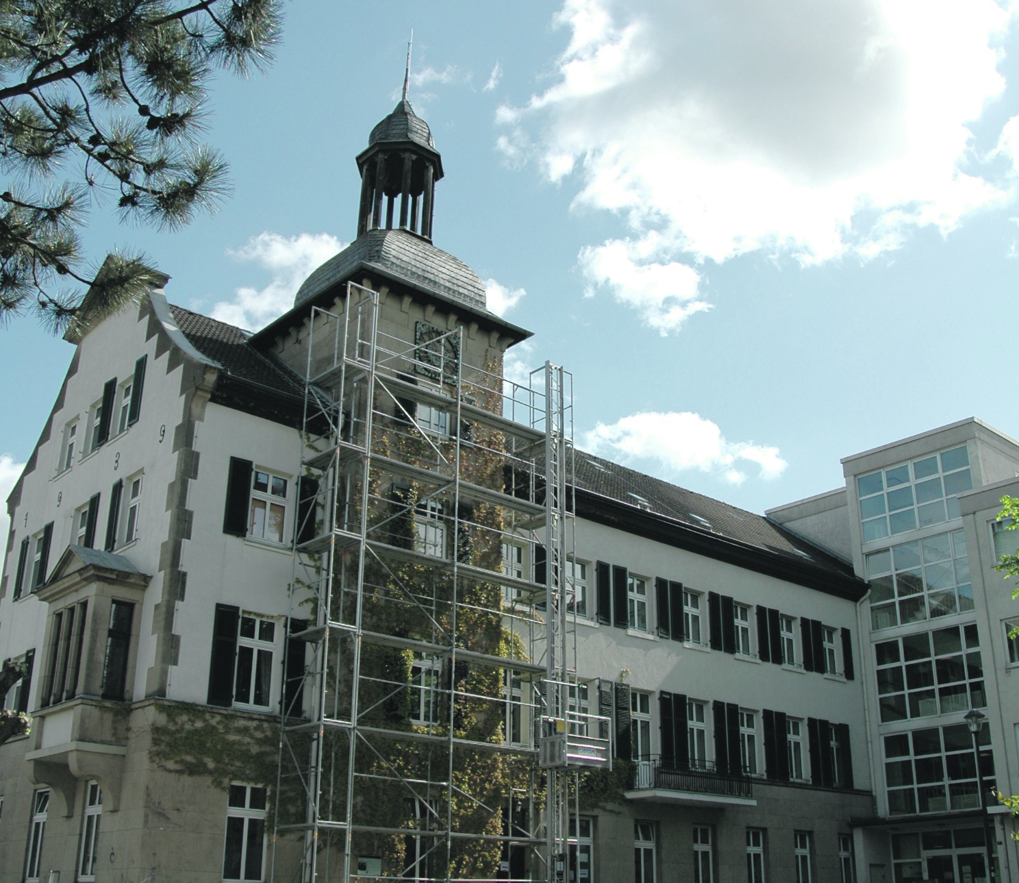 Nach der Rückkehr des Bürgeramtes bleibt zu hoffen, dass die losen Steine der Fassade bald befestigt werden.