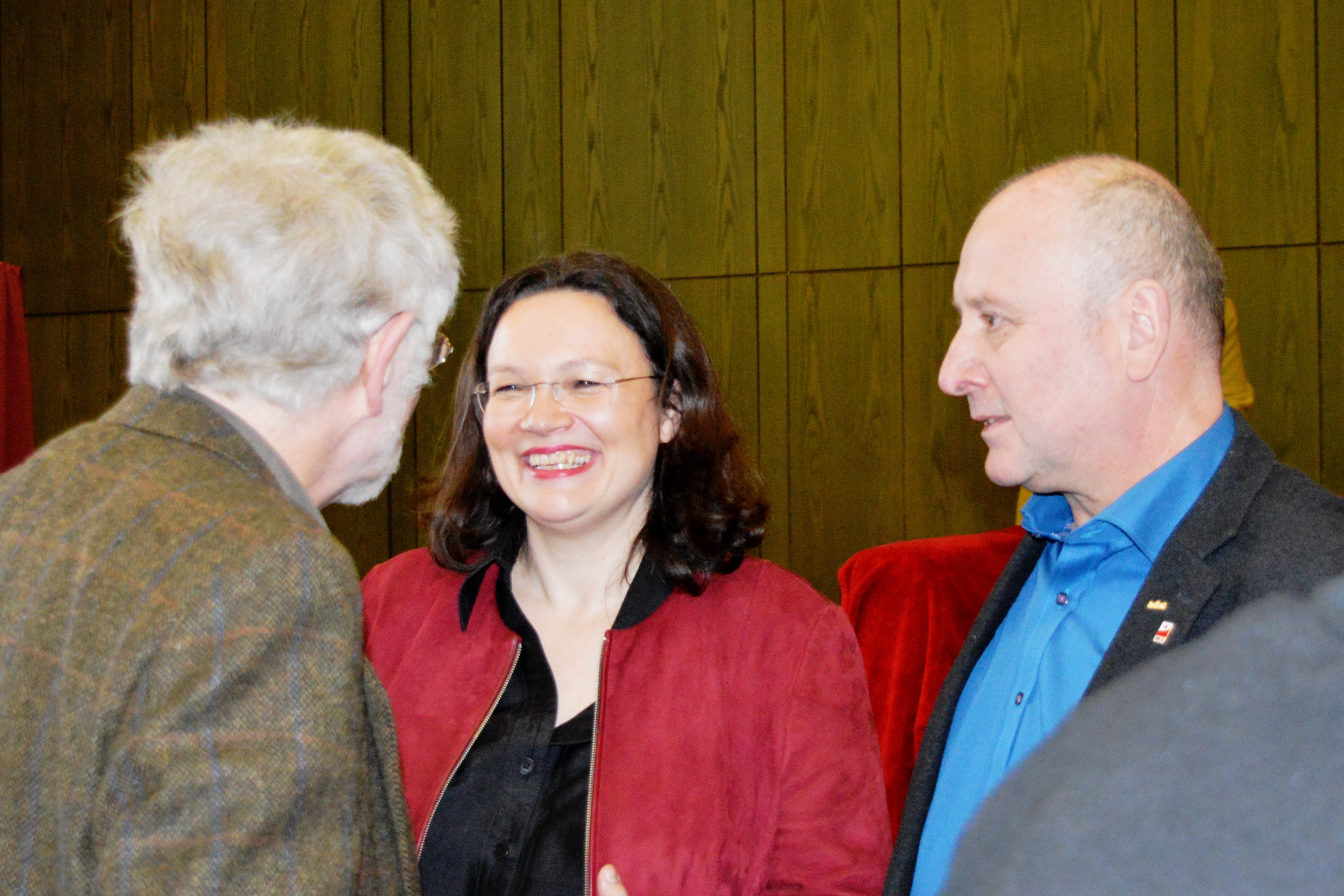 Arbeitsministerin Andrea Nahles und Michael Gerdes im Gespräch mit einem Veranstaltungsteilnehmer