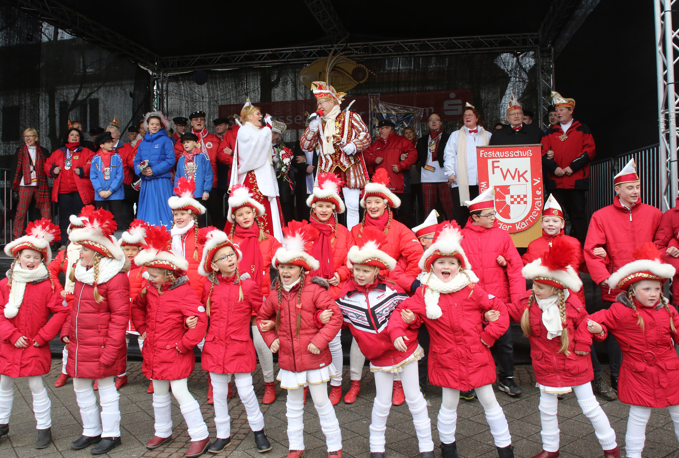 Viele Kinder lieben den Karneval - hier der Beweis vom Biwak 2017 auf dem Alter Markt. Fotos (2): Petra Anacker