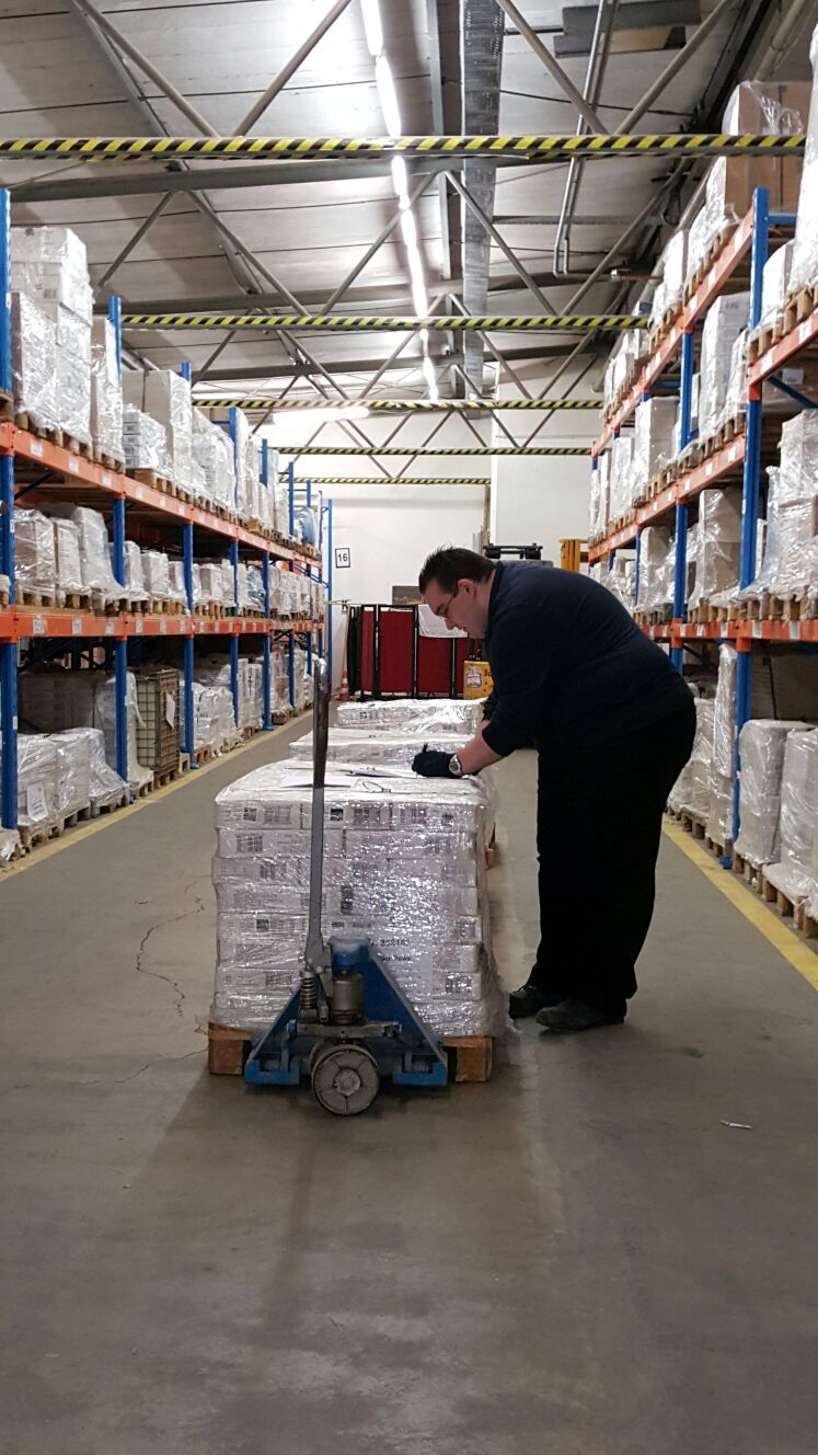 Lagerlogistische Prozesse, von der Güterannahme über die Einlagerung der Güter, dem Gütertransport im Unternehmen bis zu Kommissionierung und Versand lernen die Auszubildenden kennen.