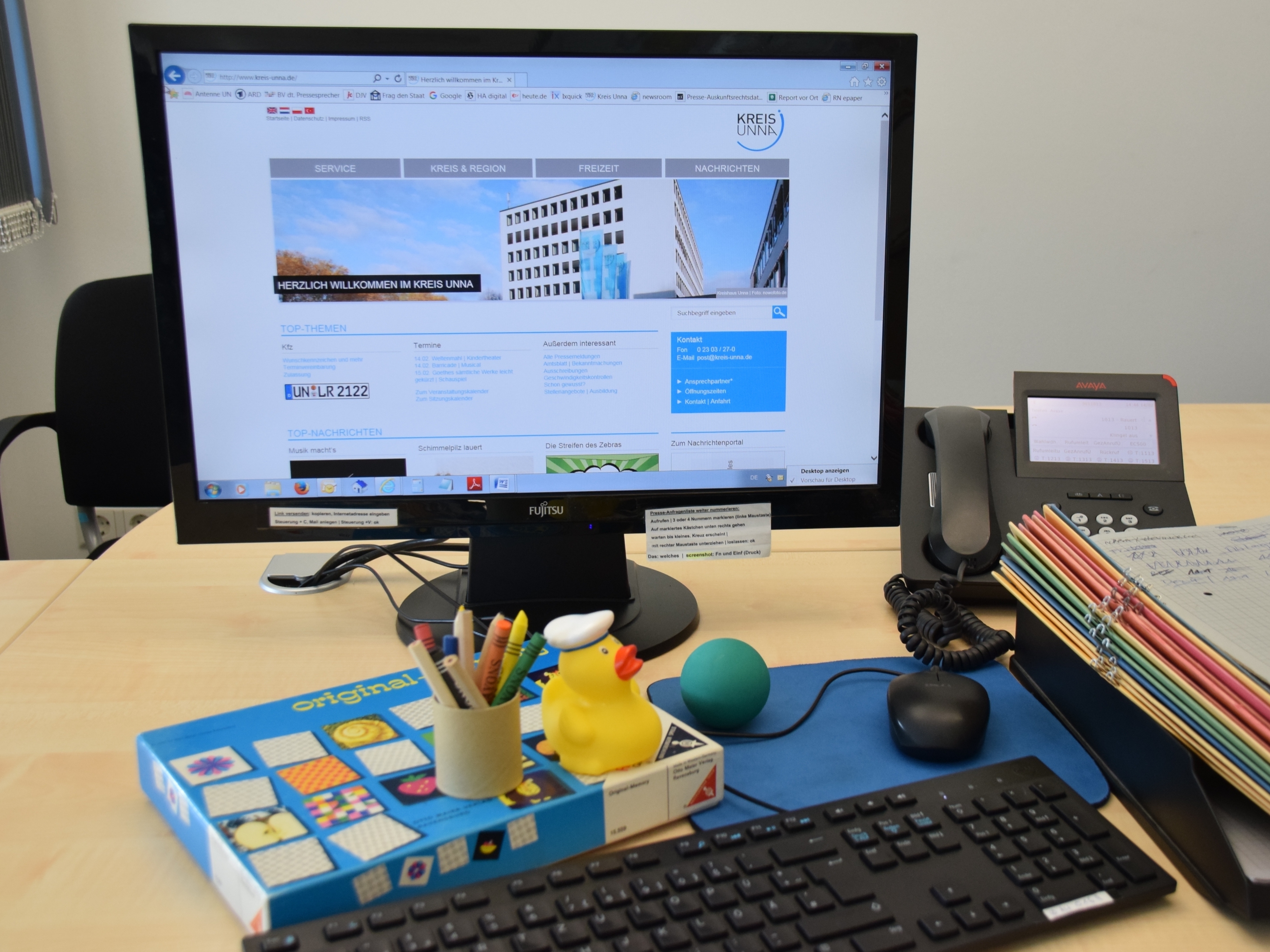 Eine Spielecke für die Kleinen, ein PC für die Großen: Im Eltern-Kind-Notfall-Büro sind beide zufrieden.