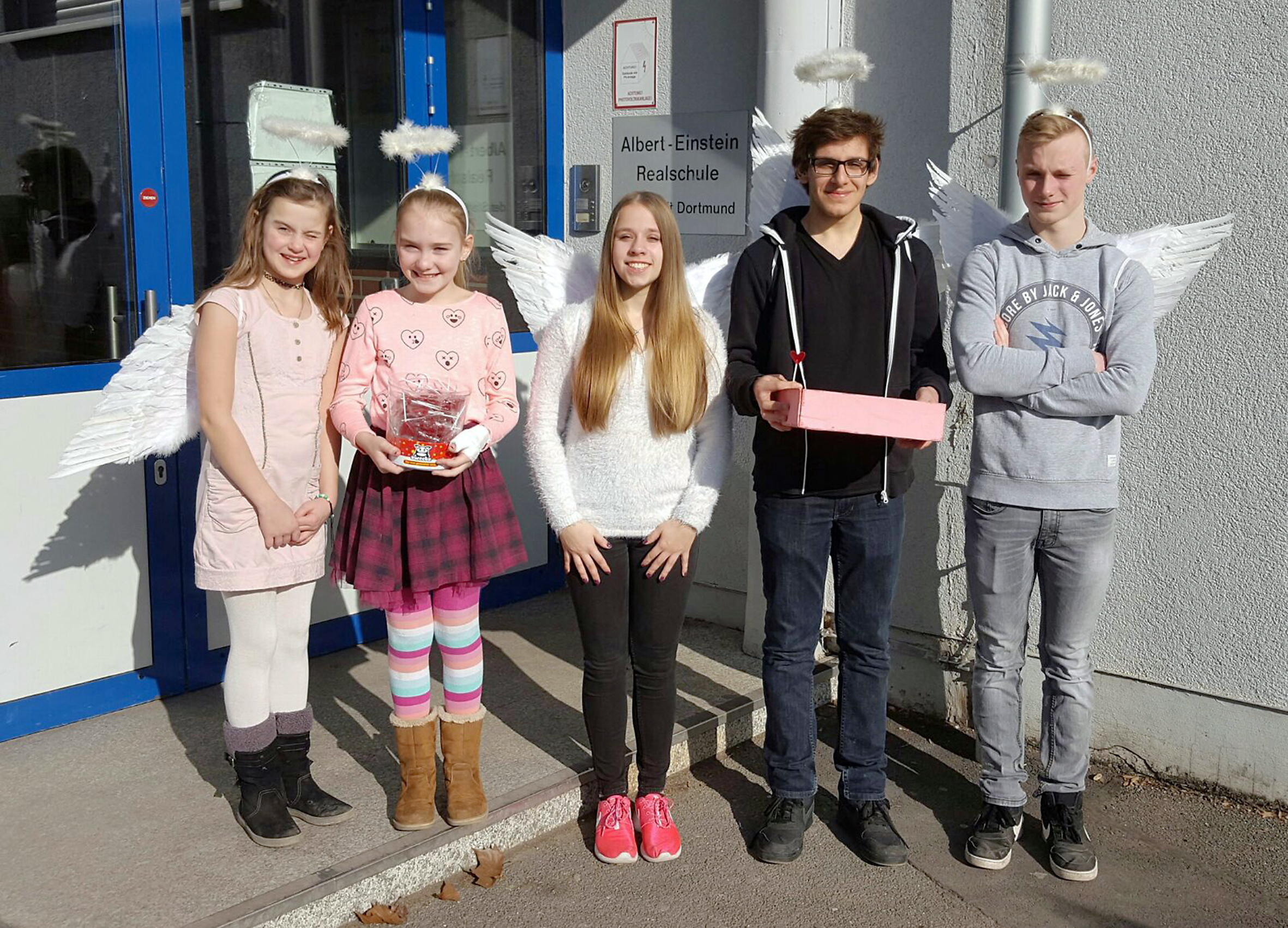 Als Valentinsengel verkleidet verteilten Schüler der Albert-Einstein-Realschule Grüße und Herzlollis.