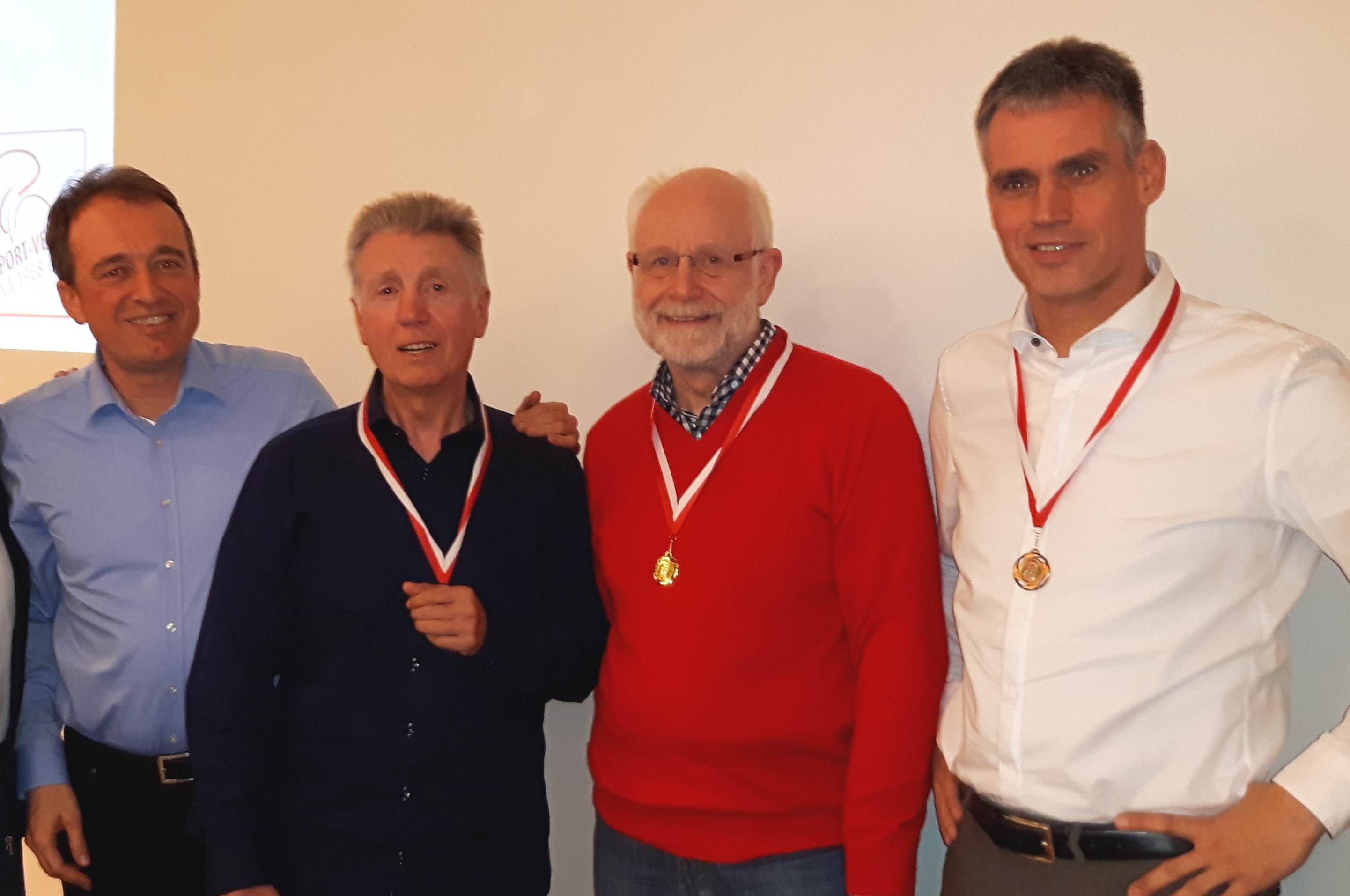 Tourenwart Carsten Peitscher gratuliert den Tourenfahrern Peter Tiefenbach, Vereinsmeister Horst Rüthing und Carten Bültmann zu einer erfolgreichen Saison.