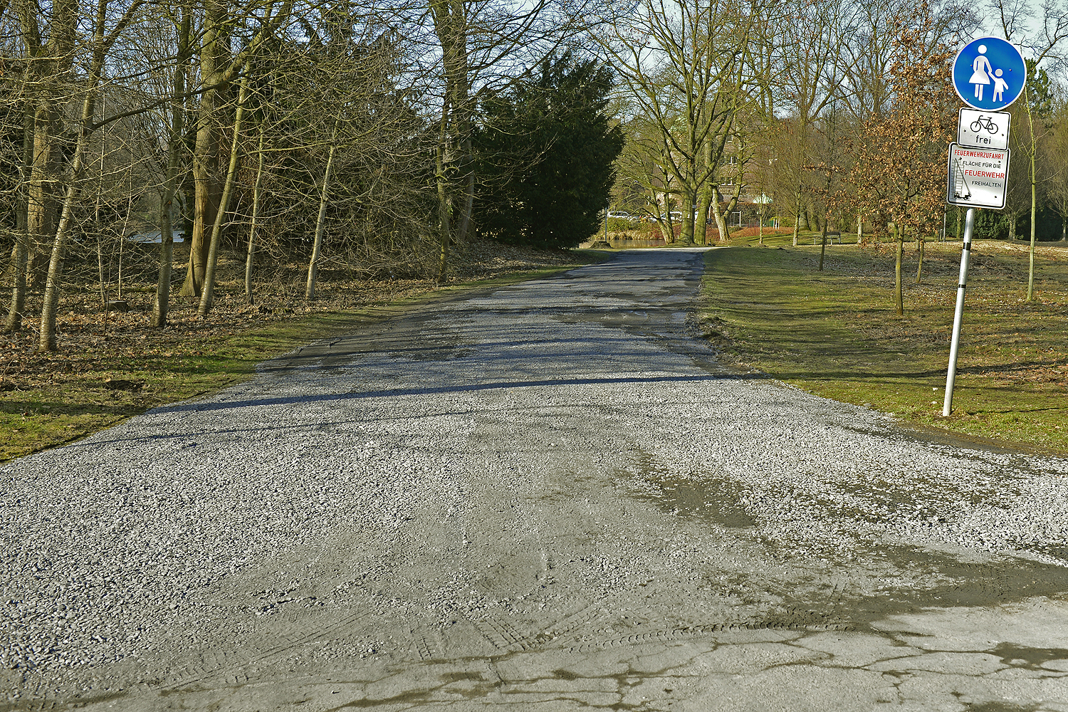 Eine Schotterdecke erhielt jetzt der Verbindungsweg am Wittringer Schloßteich zwischen Bohmertstraße und Wasserschloss. Fachleute gehen aber bereits davon aus, dass die Schotterdecke nur für kurze Zeit Abhilfe schaffen wird. Foto: Kariger