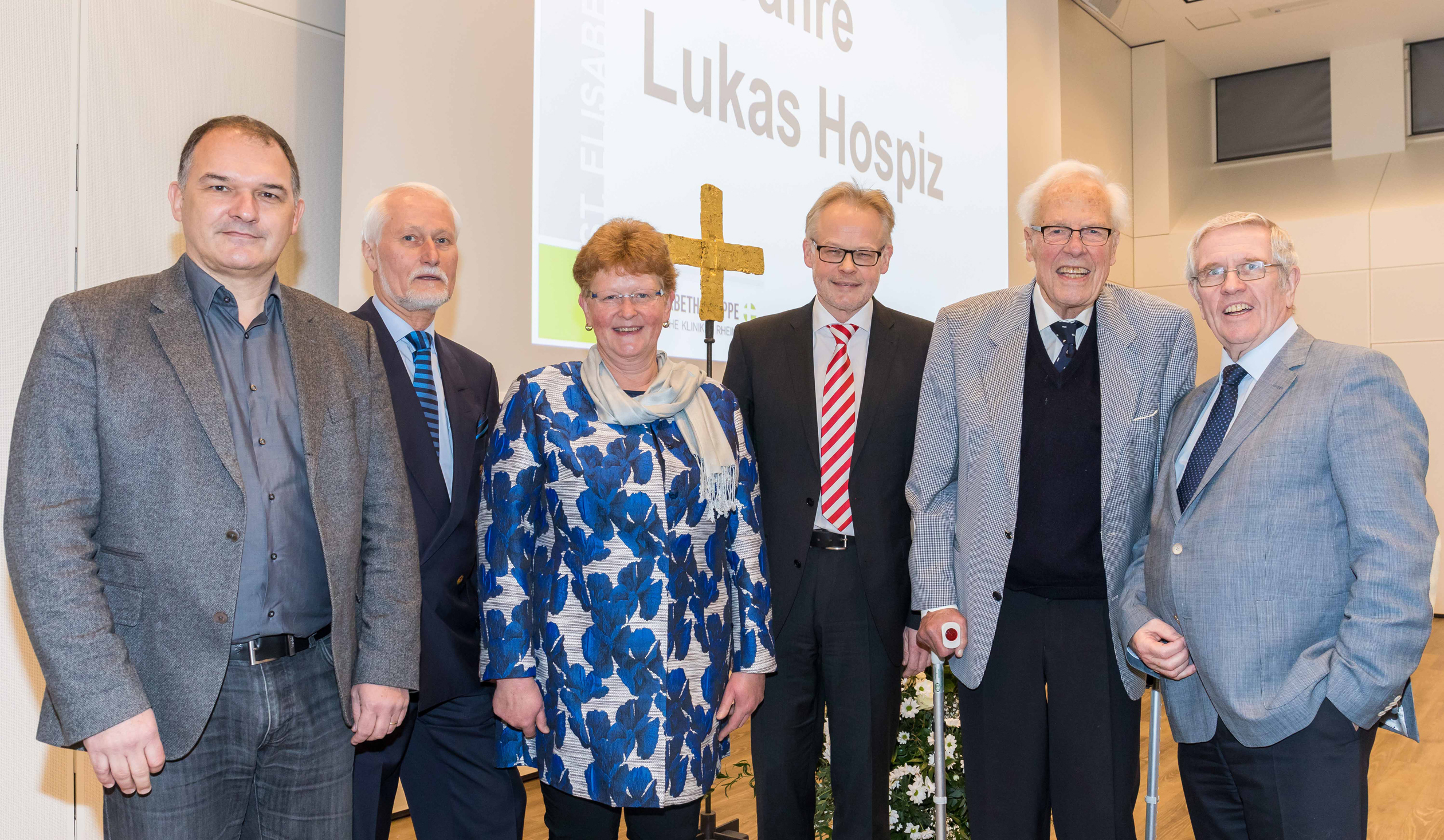 Freuten sich über die gute Entwicklung des Hospizes: (v.l.) Frank Elsner, Rolf Lücke, Anneli Wallbaum, Theo Freitag, Alexander Sturm, Ehrenvorsitzender des Fördervereins und Gisbert Fulland, Beauftragter der Geschäftsführung.