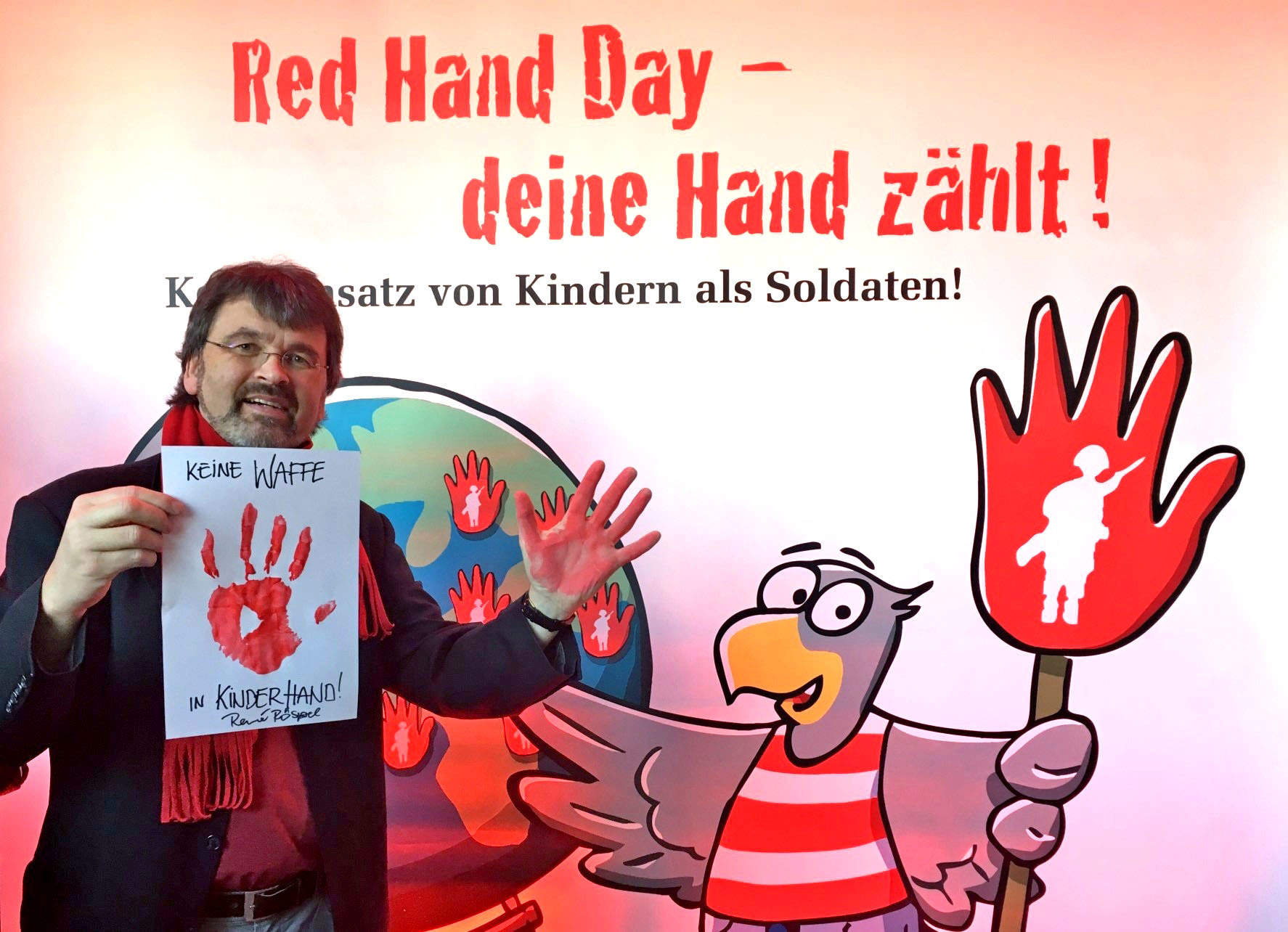 Auch der heimische SPD-Bundestagsabgeordnete René Röspel beteiligte sich mit einem roten Handabdruck an der Aktion der Kinderkommission des Bundestages zum „Red Hand Day“.