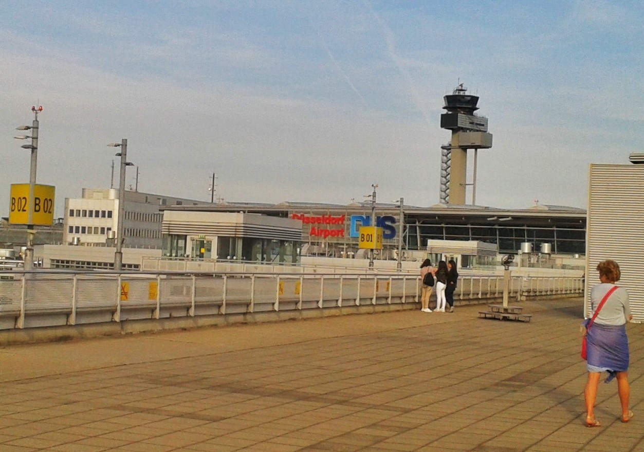 Kämpfen um mehr Flüge und Fluggäste - ökologisch macht es wenig Sinn, wenn künftig noch mehr Passagiere über hundert und mehr Kilometer nur noch nach Düsseldorf zu ihren Flügen anreisen.