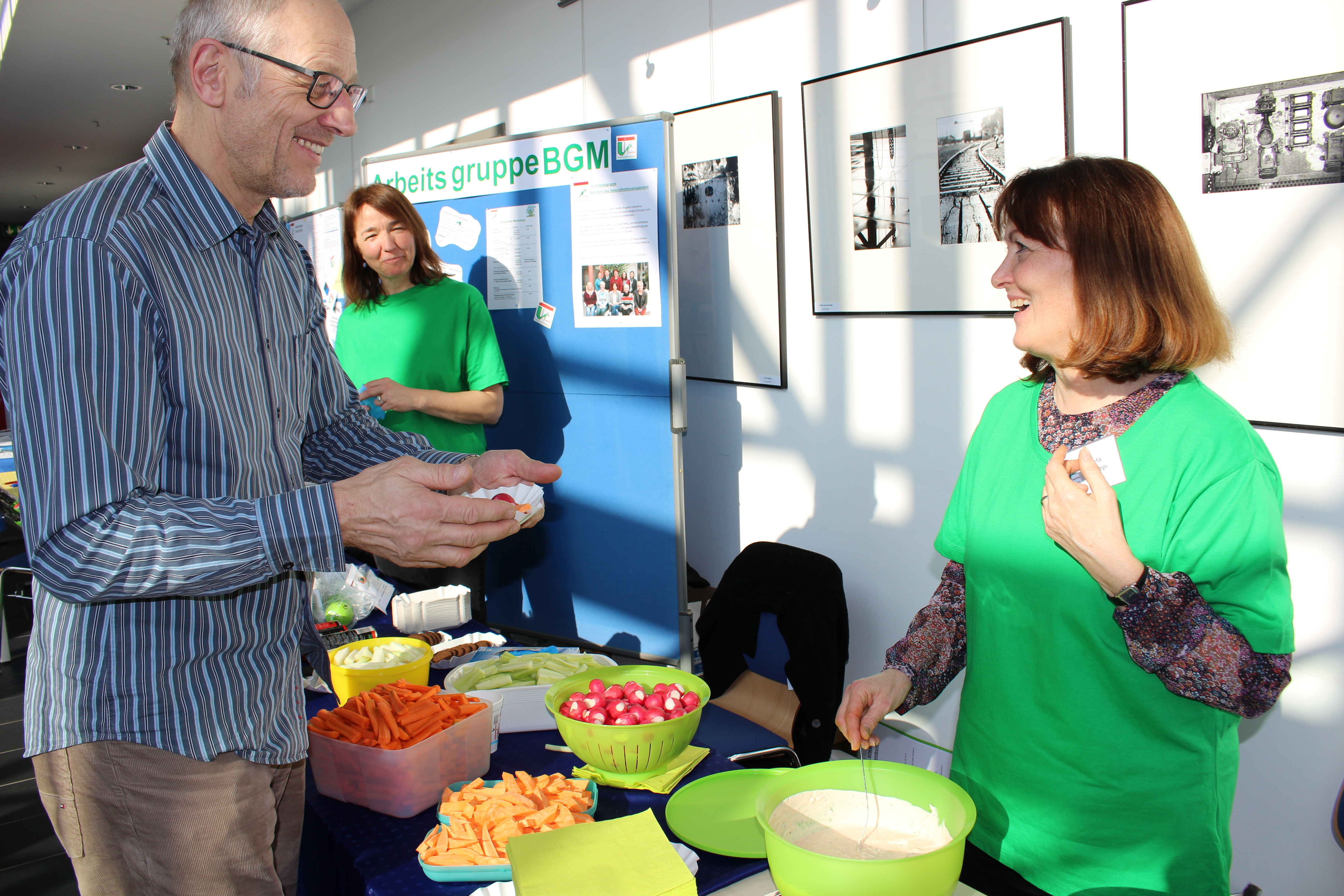 Informationen über Ernährungsberatung, eine Smoothie-Bar sowie die Ausgabe von gesunden Snacks mit Dips rundeten das vielfältige Angebot ab.