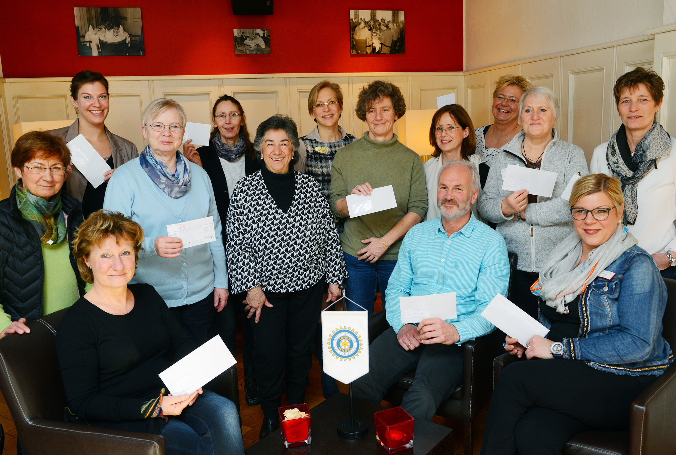 Freude über die Spenden: Der Inner Wheel Club Hilden-Haan-Neandertal hat 16 Einrichtungen bedacht. Foto: Michael de Clerque