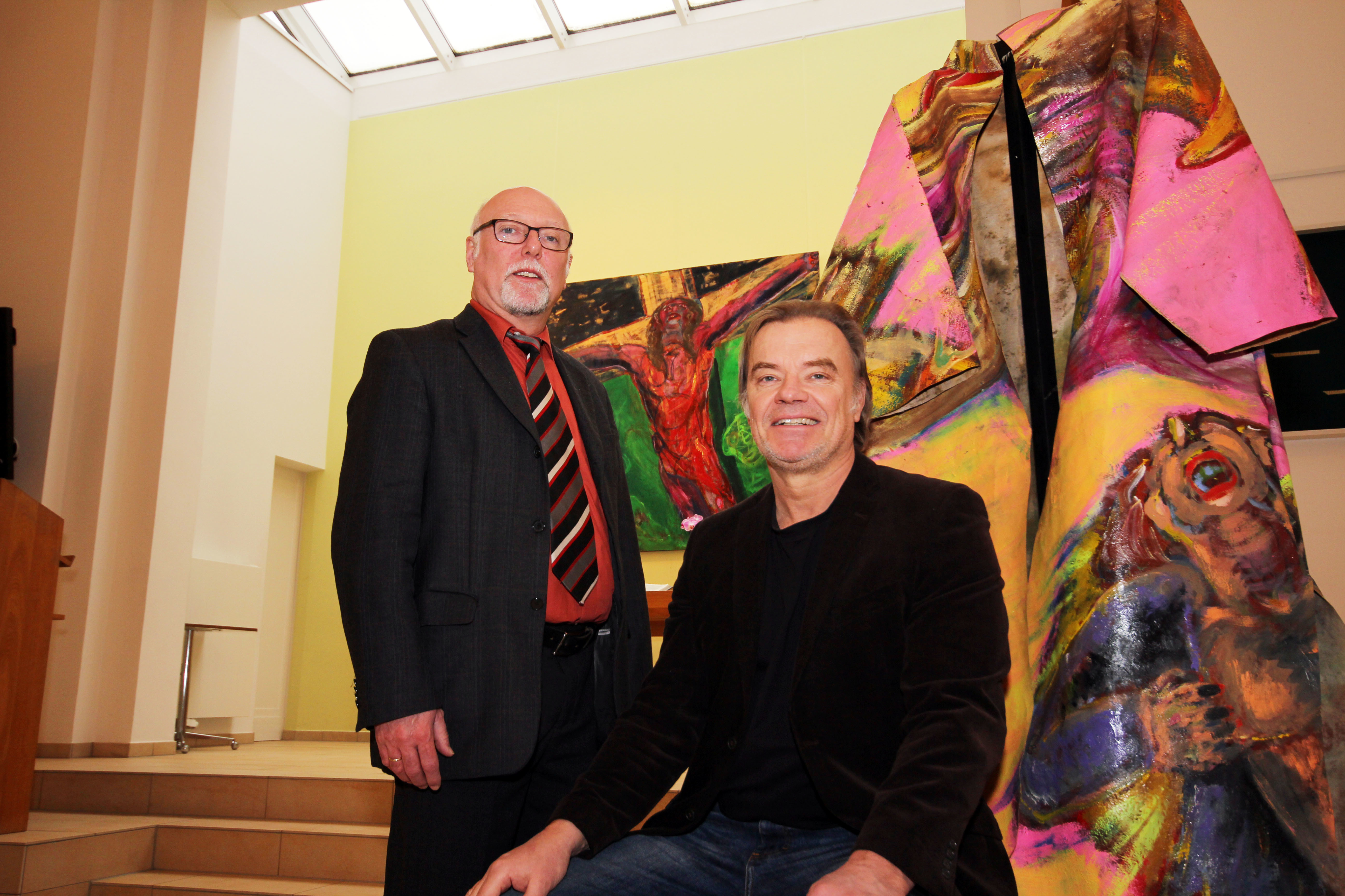 Pfarrer Jörg Jerzembeck-Kuhlmann (links) und Eckart Roese mit dem "geisteigen Gewand" . Foto: evdus
