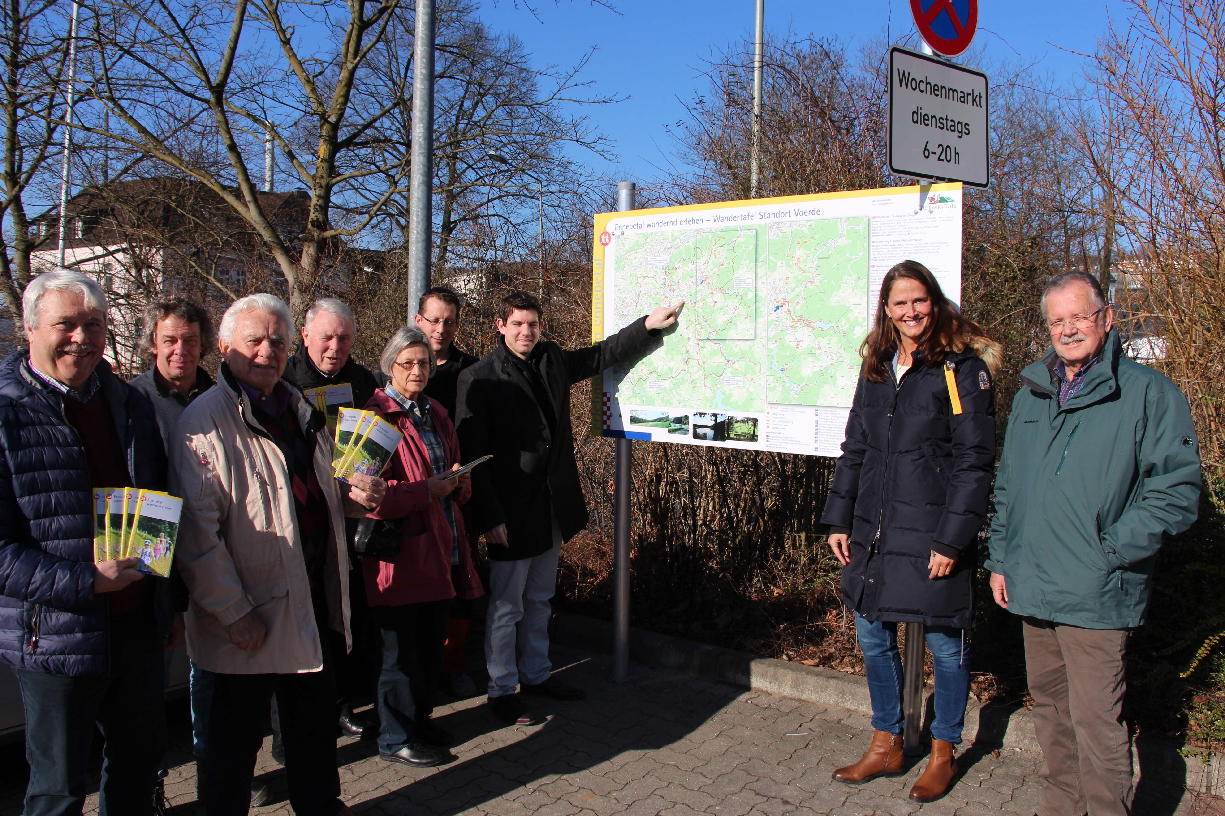 Karl-Heinz Gockel, Martin Cleff, Hans-Gerd Bangert, Franz Josef Brinkmann, Maria Jordan, Armin Schütz, Florian Englert, Bürgermeisterin Imke Heymann und Horst Winkel mit der neuen Wandertafel.