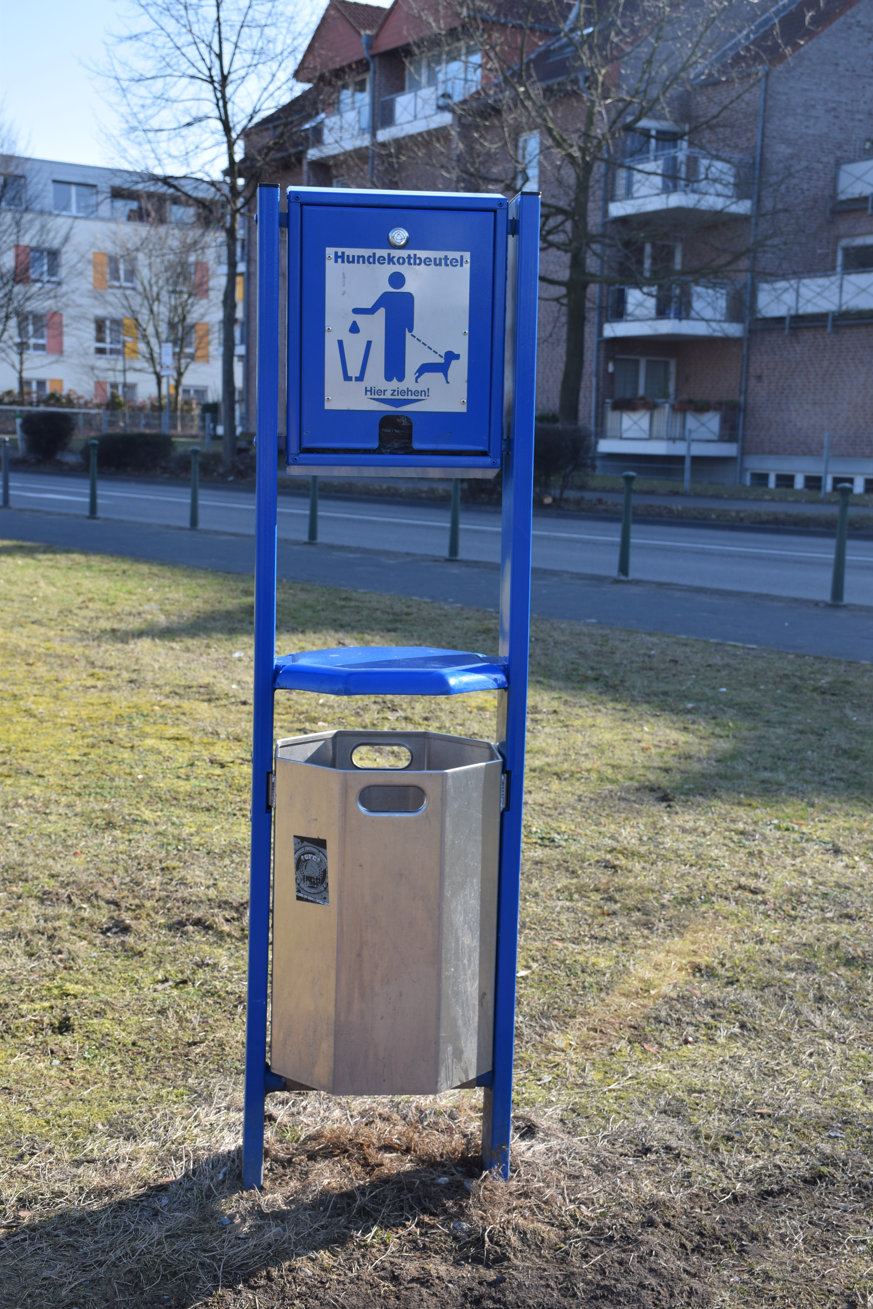 Die Stationen werden durch Mitarbeiter des Städtischen Betriebshofs regelmäßig mit neuen Beuteln ausgestattet. Benutzte Beutel sollten in den öffentlichen Mülltonnen entsorgt werden.