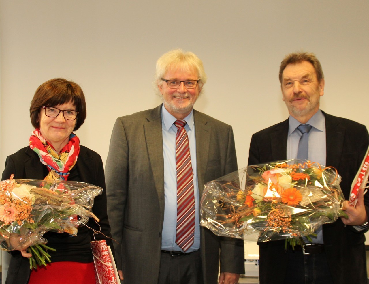 Schulleiter Peter Wiedemeier (Mitte) verabschiedete nach 38 Dienstjahren Anne Nehl und Klaus Jürgens aus dem Kollegium des Gymnasiums.