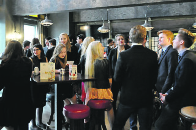 "Small Talk" vor dem Essen.
