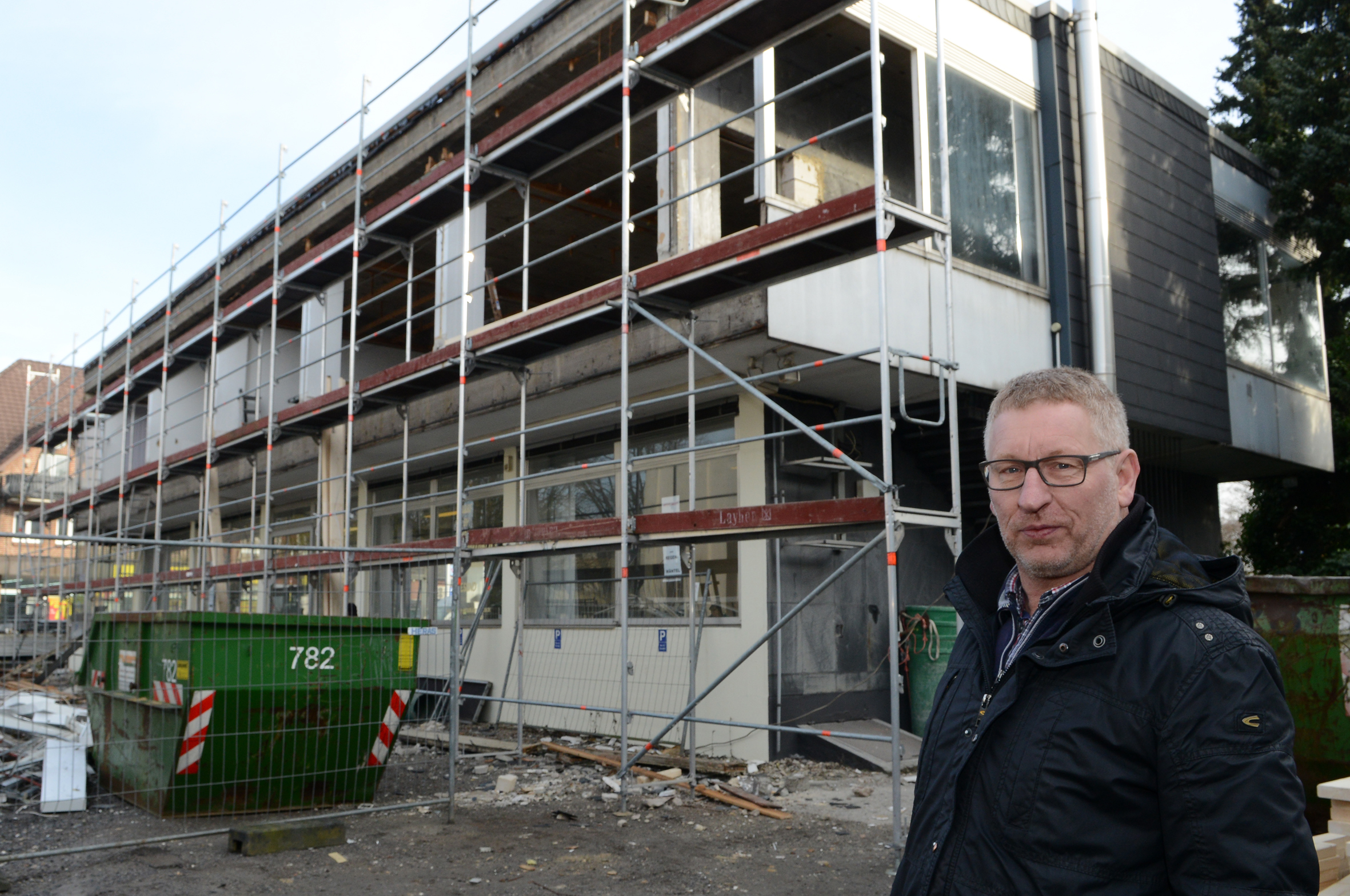Bernhard Cosanne vor dem ehemaligen Verwaltungsgebäude der Rose Brauerei.
