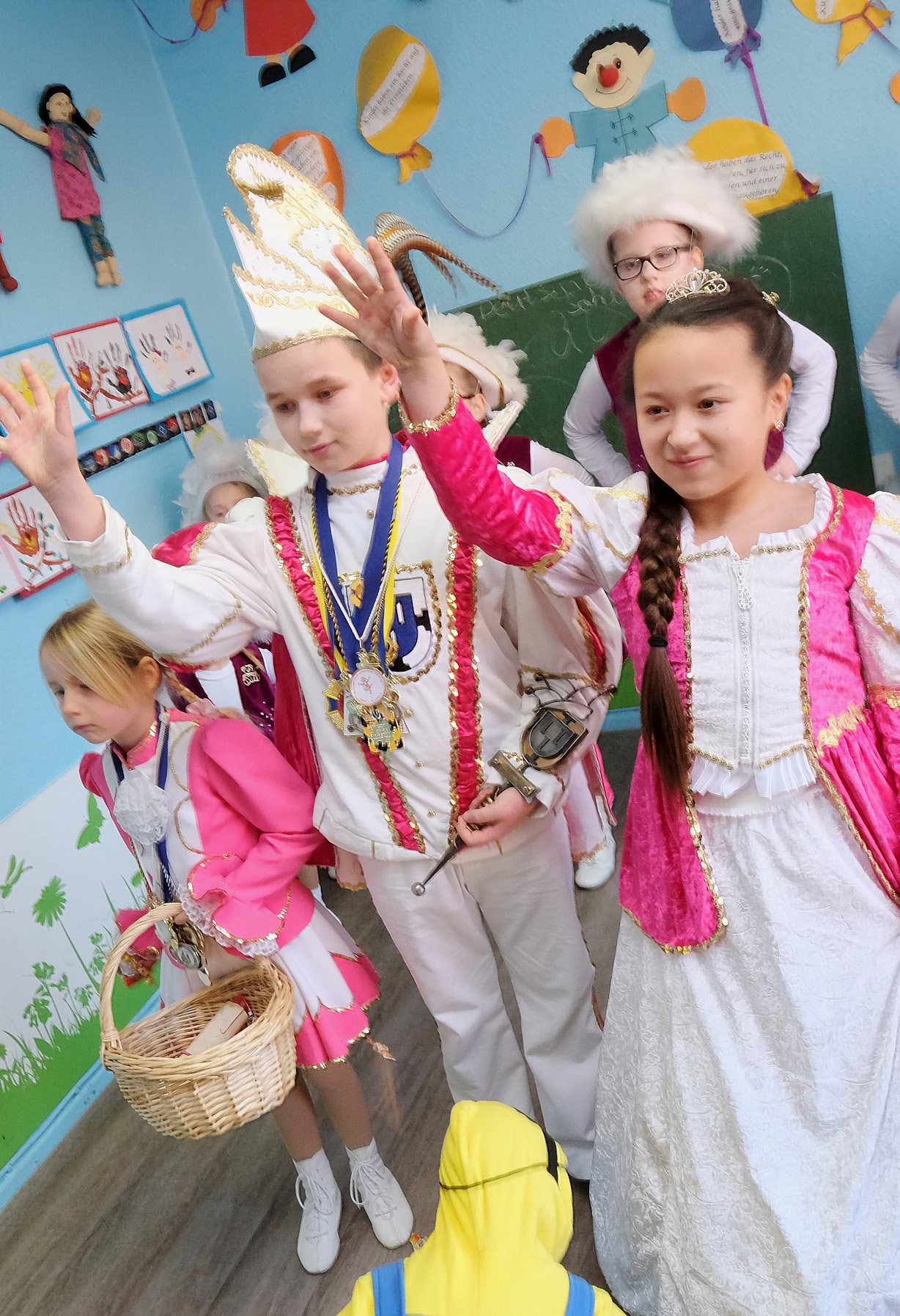 Das Kinderprinzenpaar machte den fröhlichen Kleinen seine Aufwartung. Foto: Kappi