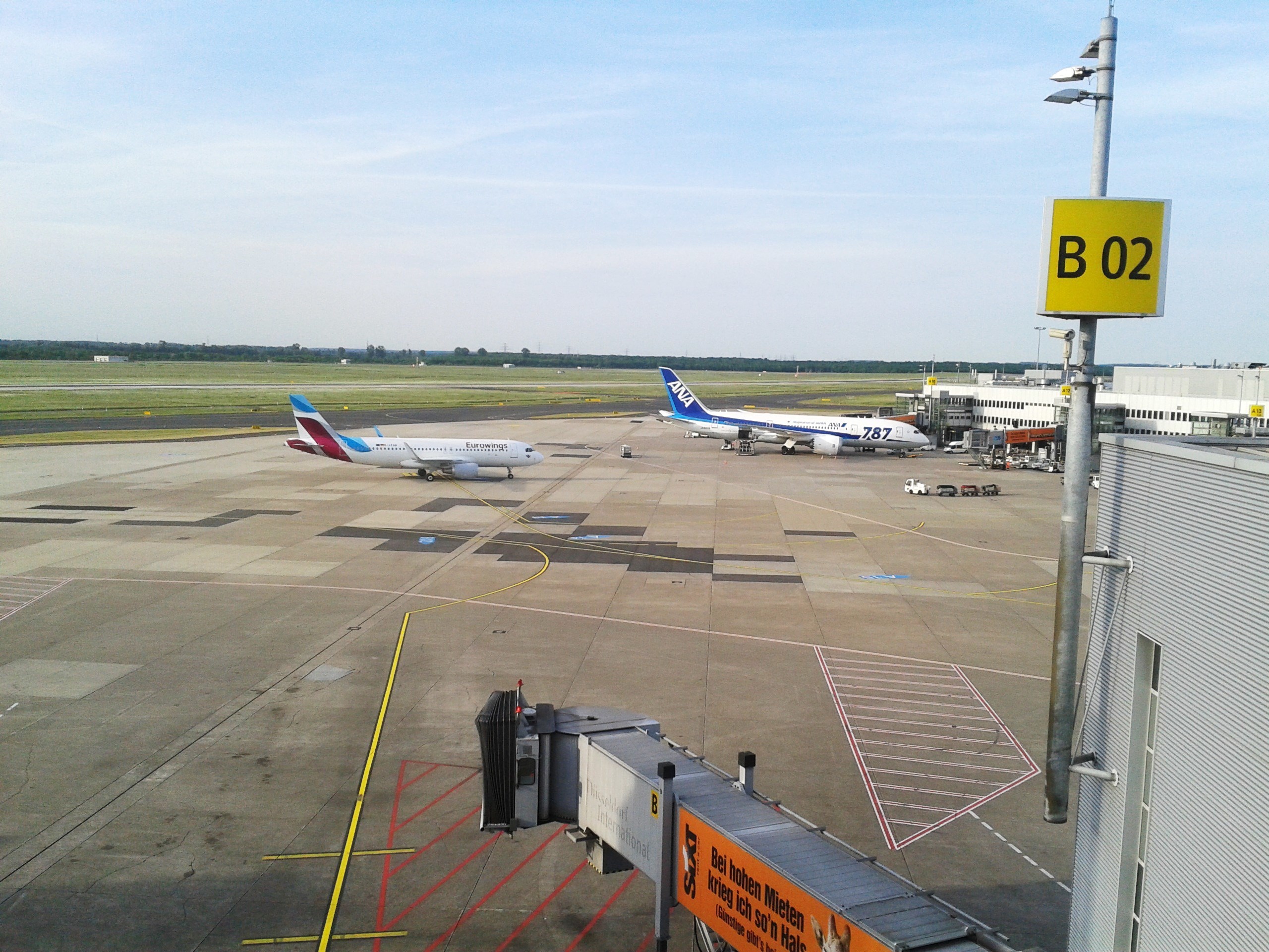 NRW besitzt mehr internationale Flughäfen als nur Düsseldorf - je mehr Flüge dort konzentriert werden, umso größer die Defizite z.B. in Dortmund oder Paderborn, denn fast immer müssen dann die Kommunen als Anteilseigner zuzahlen.