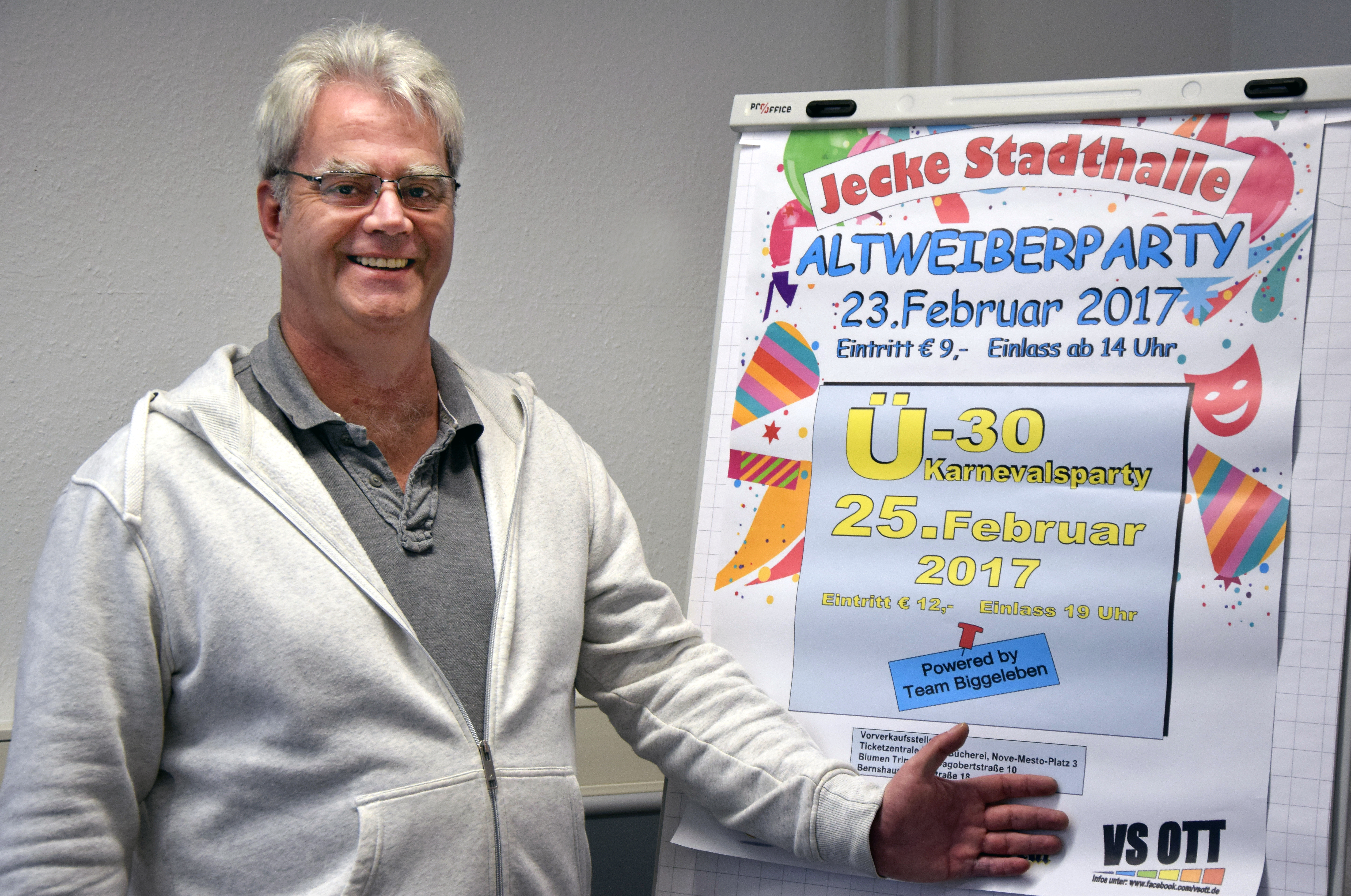 Es sind noch wenige Restkarten da! Georg Ott trommelt für die jecken Highlights in der Hildener Stadthalle. Foto: Jürgen Spathmann.