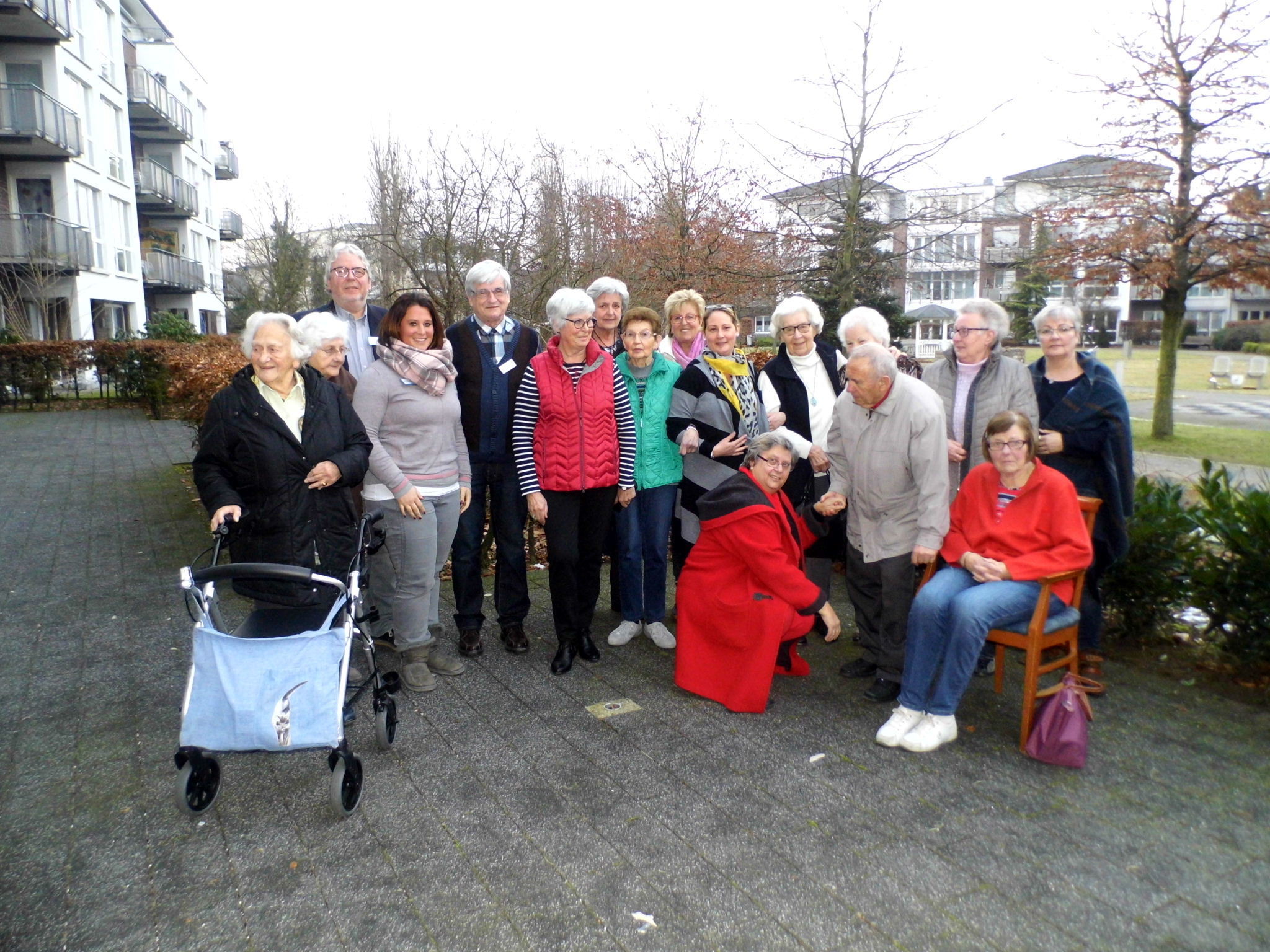 HANSA Hausleiter Wolfgang Alfers (Dritter von links) und Hugo Bechter, Vorsitzender des Fördervereins (Fünfter von links), zusammen mit Helfern und Bewohnern des Seniorenzentrums. Foto: Privat