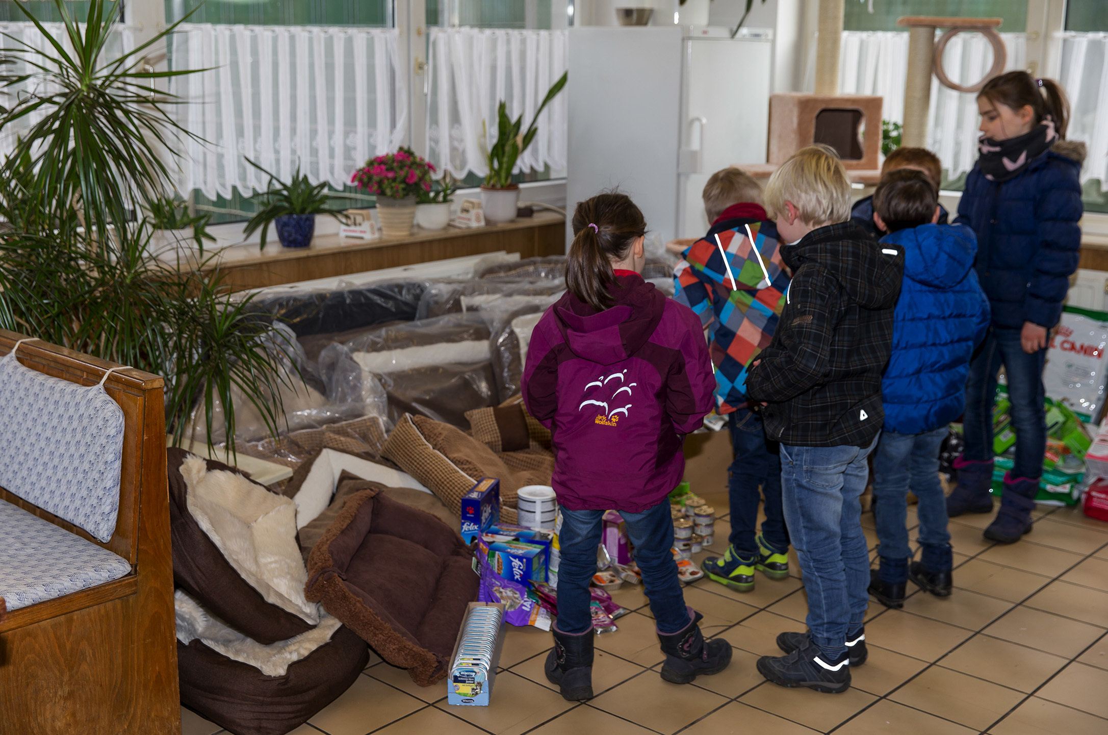Die Kinder begutachteten genau, was alles abgegeben wurde.