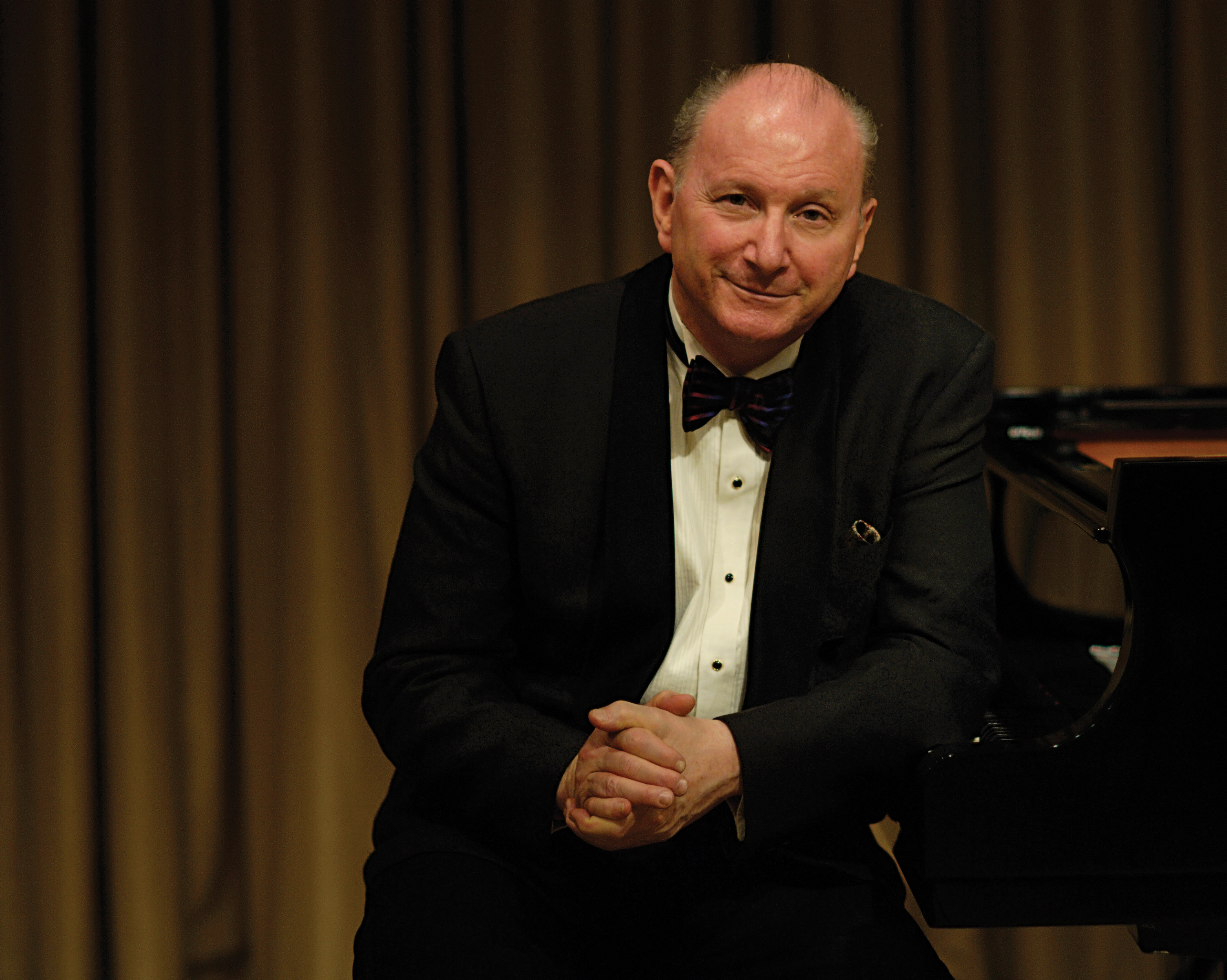 Prof. Jerome Rose unterstützt die jungen Pianisten.