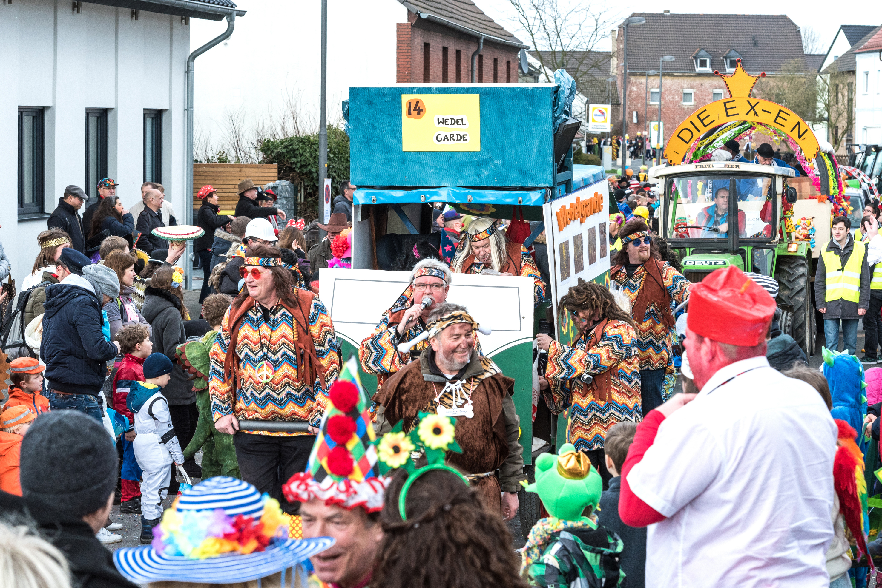 Der Bercheser Veedelszoch zieht traditionell am Karnevalssonntag ab 14.11 Uhr durch die Straßen des Dorfes.