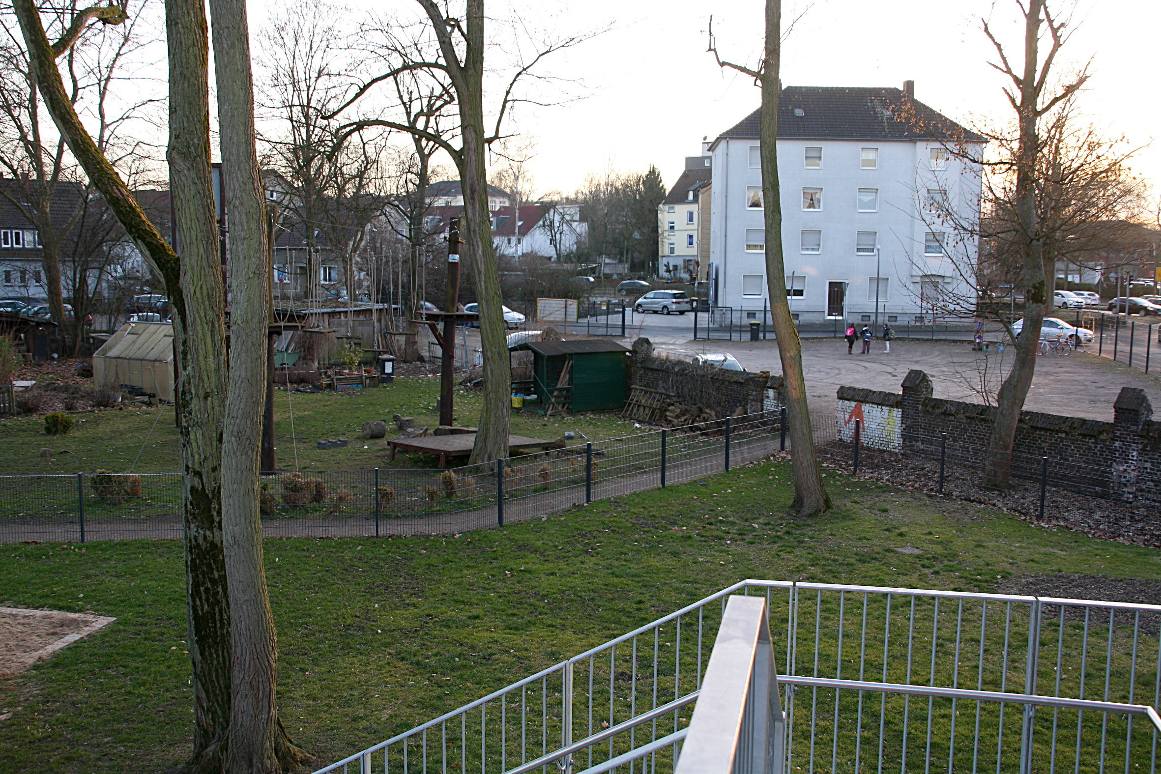 Links soll statt des Klettergartens das neue Marcel-Callo-Haus entstehen, an dem sich später auf der Parkplatzfläche das Gebäude mit Mehrzwecksaal anschließen würde.