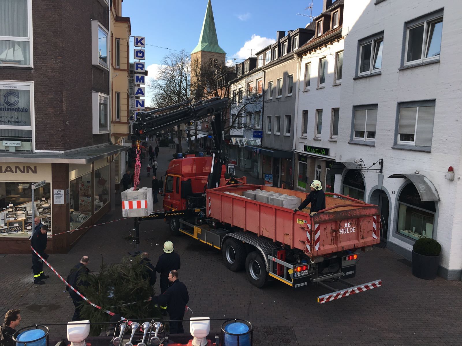 Die Wassertanks werden nun durch die Betonklötze ausgetauscht und dienen dem Anti-Terror-Schutz.