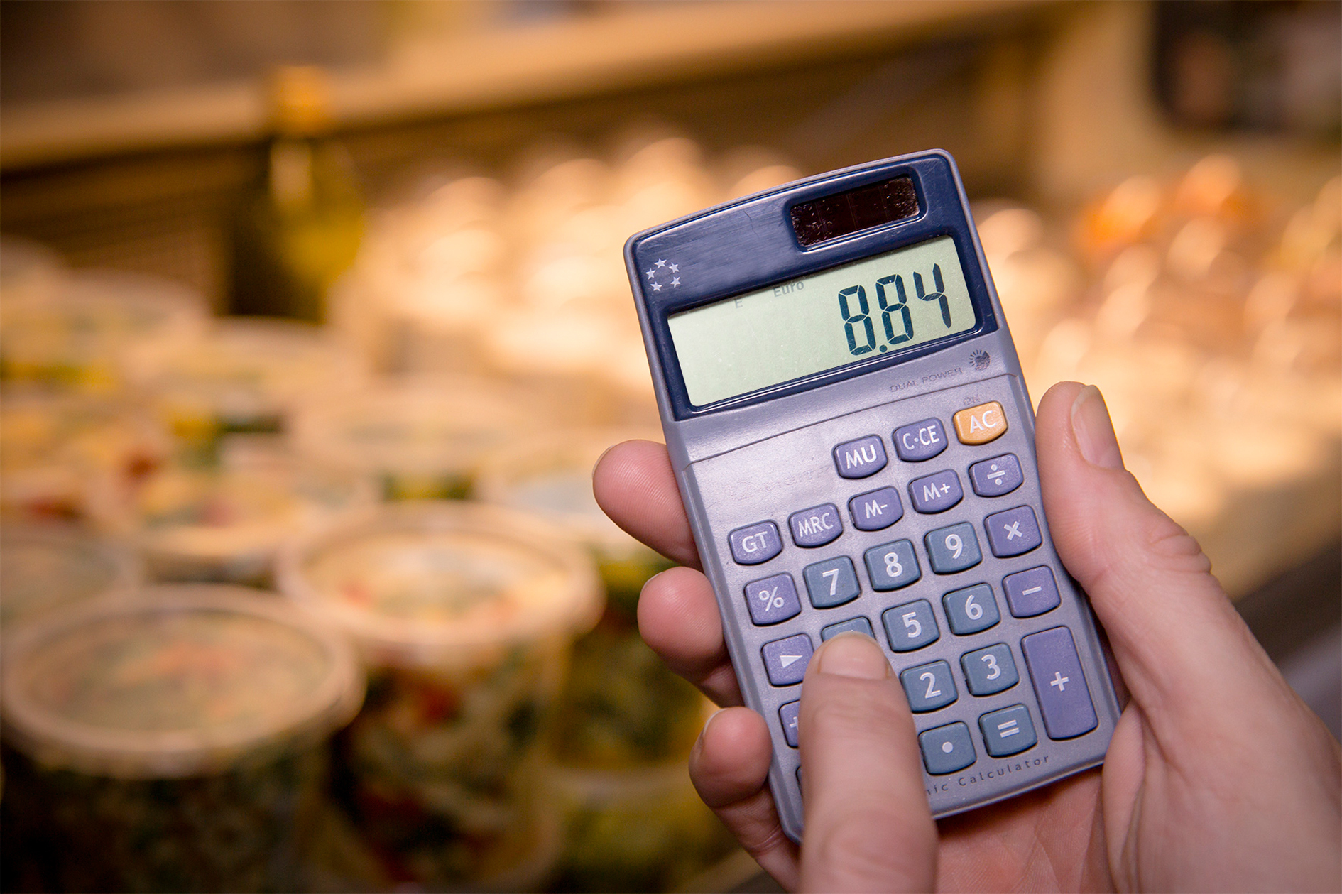 Die letzte Lohnabrechnung sollte nochmal genau geprüft werden. Minijobber, die den Mindestlohn bekommen, verdienen seit diesem Jahr 34 Cent mehr pro Stunde.