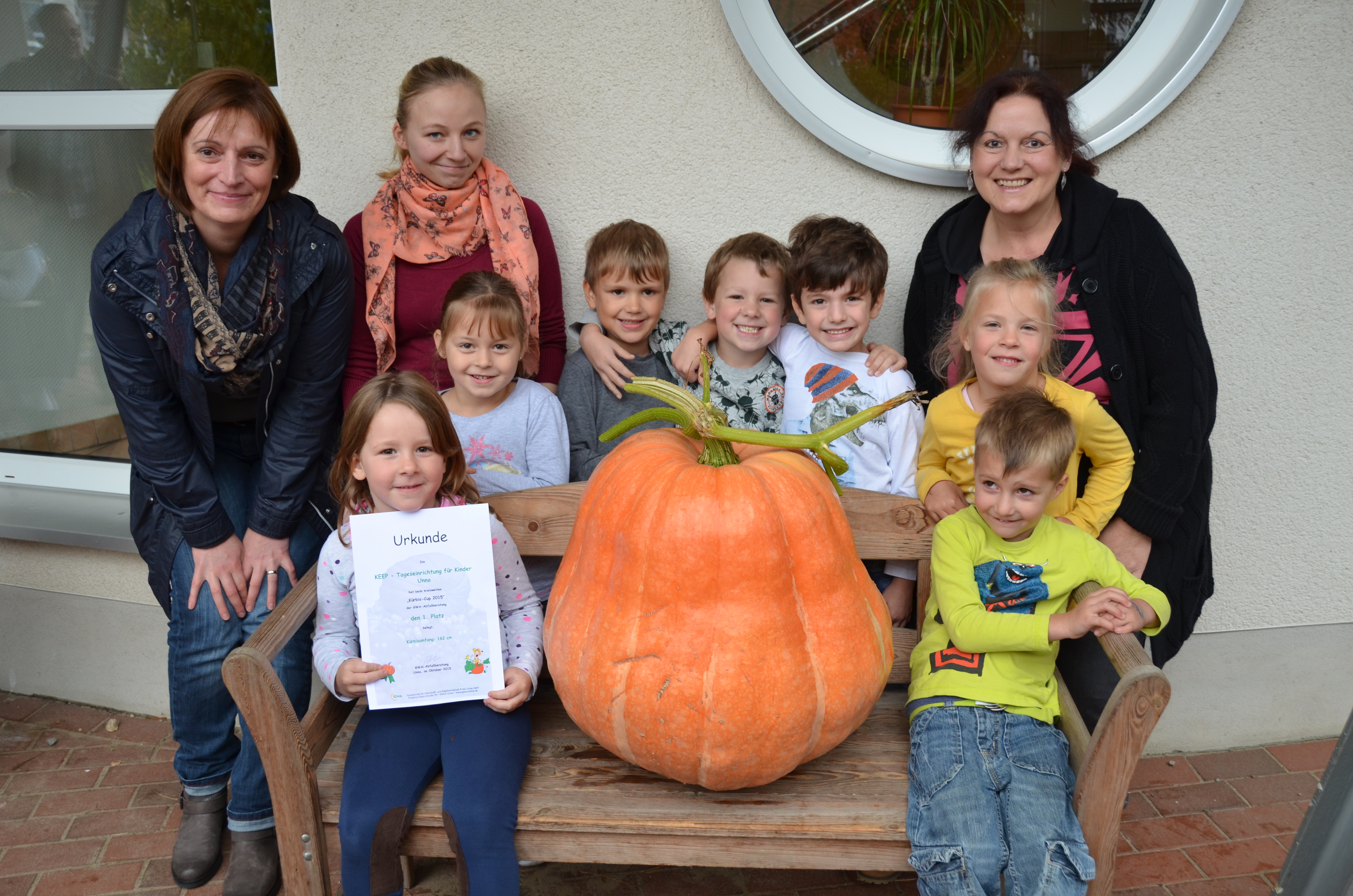 Auch beim diesjährigen Kürbiswettbewerb der GWA-Abfallberatung sollen wieder viele Kürbisse im Kompost gedeihen, so dass die Kinder Ihnen sprichwörtlich beim Wachsen zusehen können. Foto: Thoms