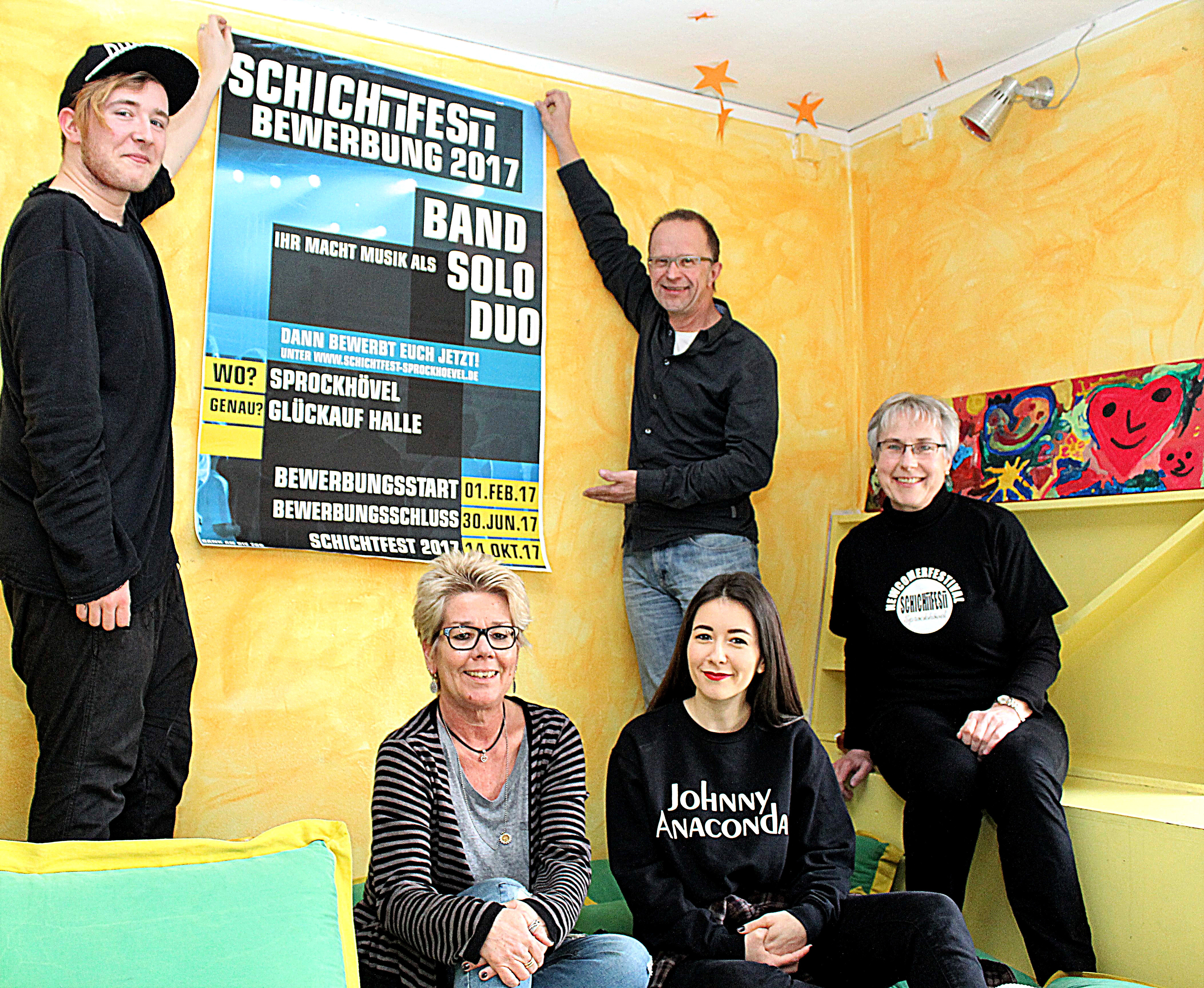 Freuen sich auf das zweite Schichtfest v.l. sitzend Ute Feldmann (Jugendzentrum), Melina Olbrich (Johnny Anaconda), Karin Hockamp (Kunst- und Kulturinitiative), stehend v.l. Julius Schwoerer-Böhning (Musiker und Ideengeber) und Peter Schröter vom Fachbereich Jugend und Soziales Stadt Sprockhövel. Foto: Pielorz