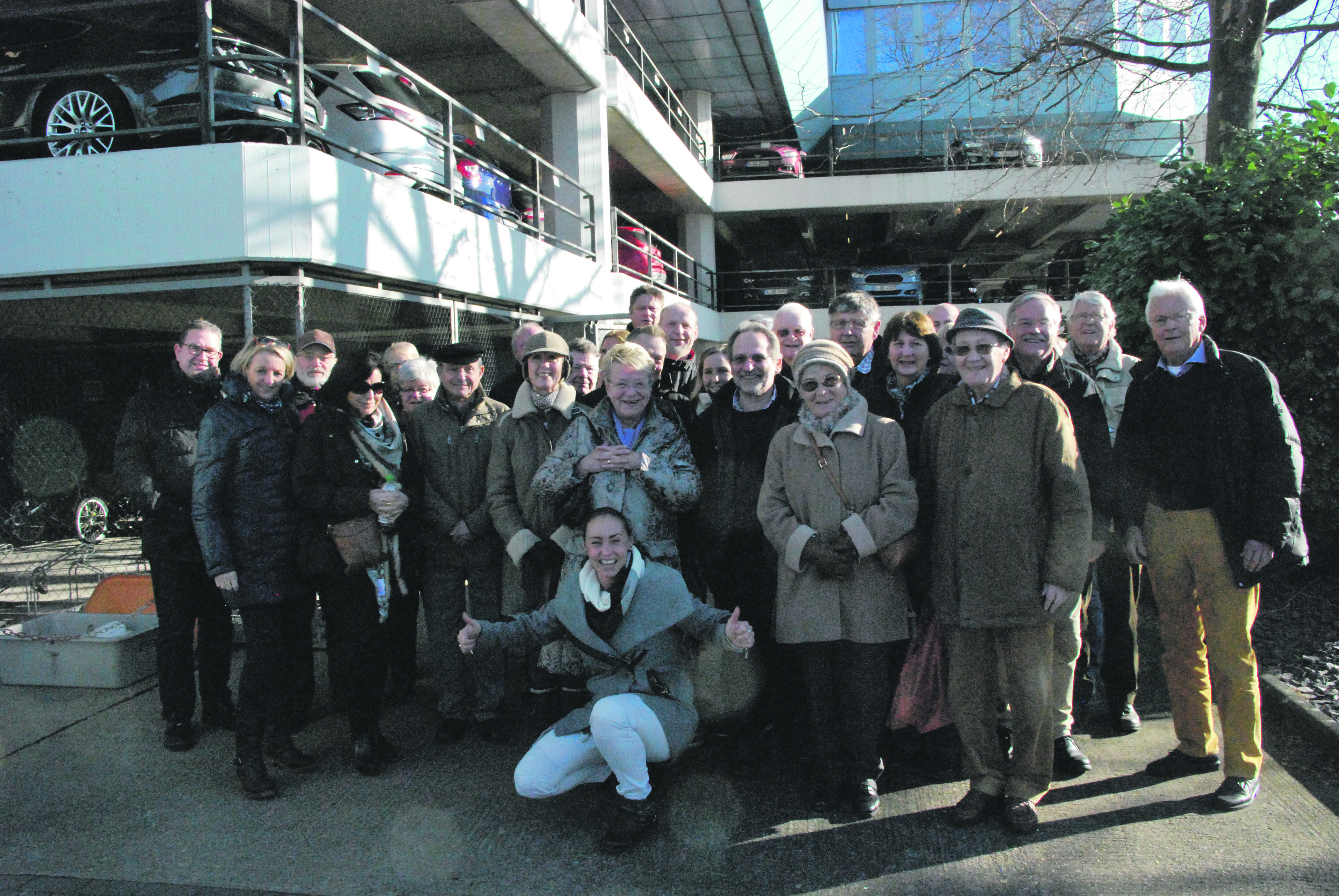 Julia Peitsch (vorn) vom Autohaus Kneifel begleitete die Besuchergruppe nach Köln. Foto: Heuer