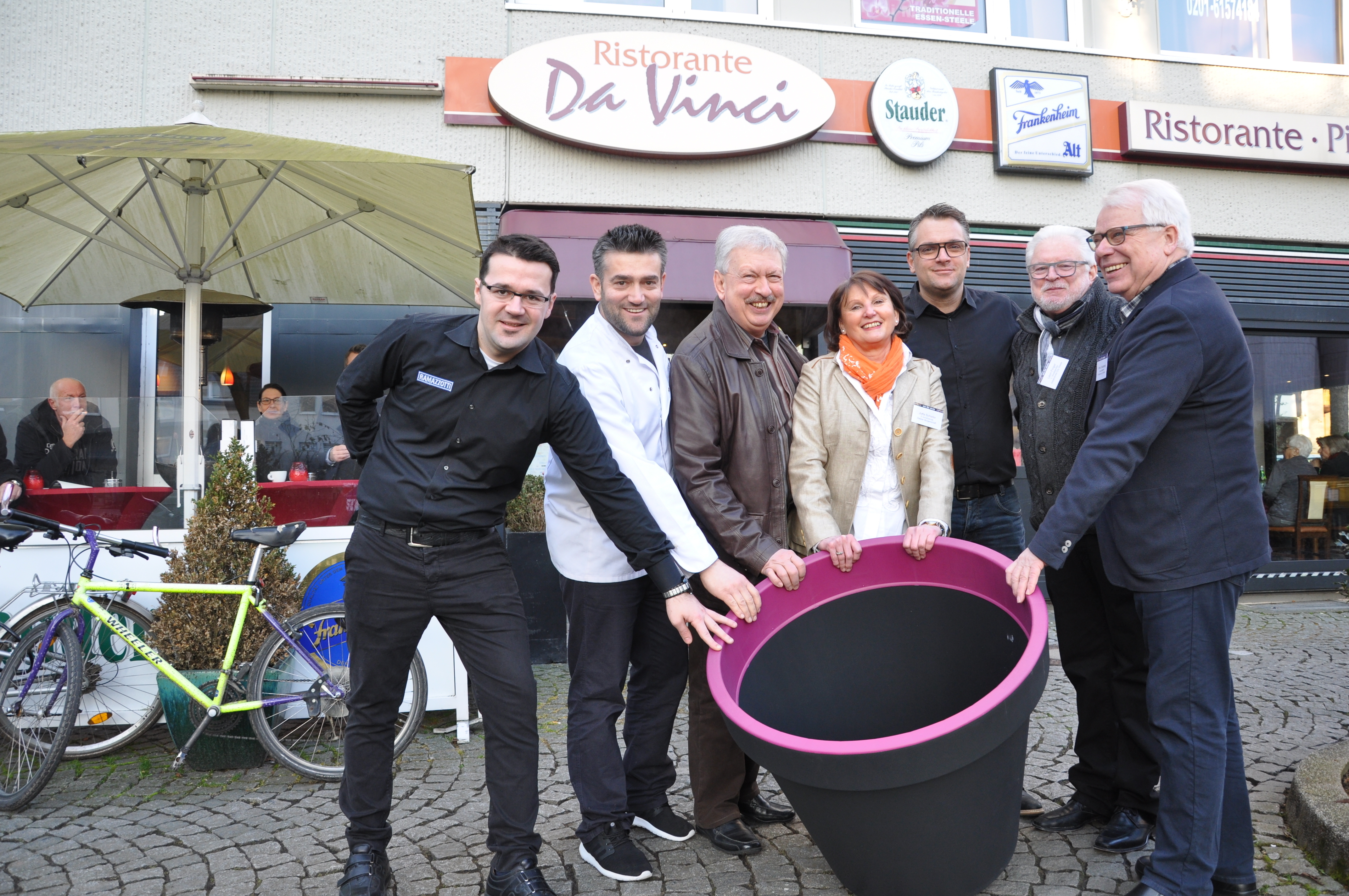 Freuen sich schon auf viele Bäume in Steele (v.l.): Taulant Lamnica und Altin Tolaj (Ristorante Da Vinci), Eduard Schreyer und Jutta Schiefer (Steeler Bürgerschaft) sowie Jörg Schürholz, Léon Finger und Alfred Greifenberg (Initiativkreis City Steele). Foto: Janz