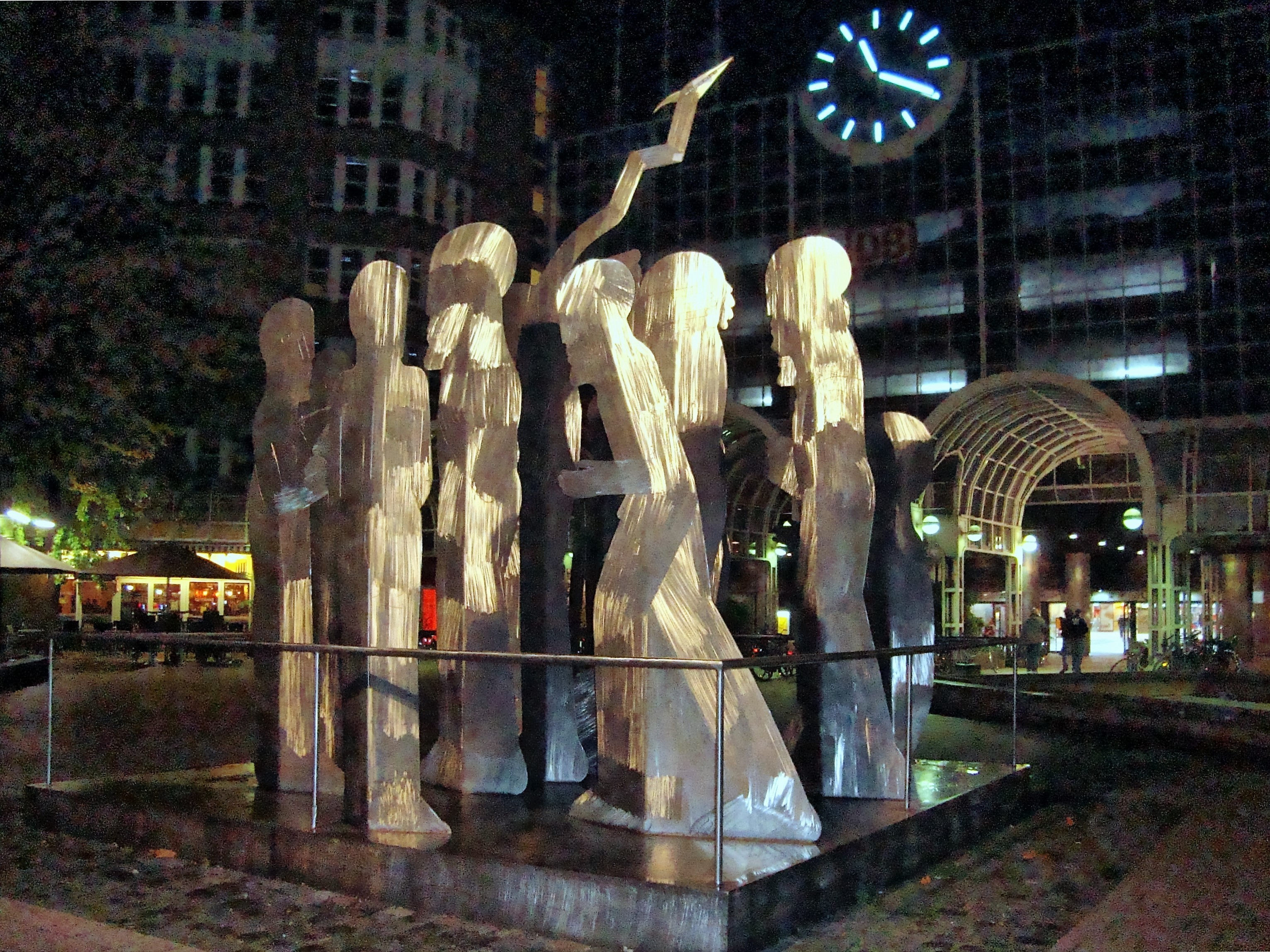 Horst Antes: Der Ring (1987). Zwischen den 15 Scherenschnitt-Figuren ragt eine Schlange empor.