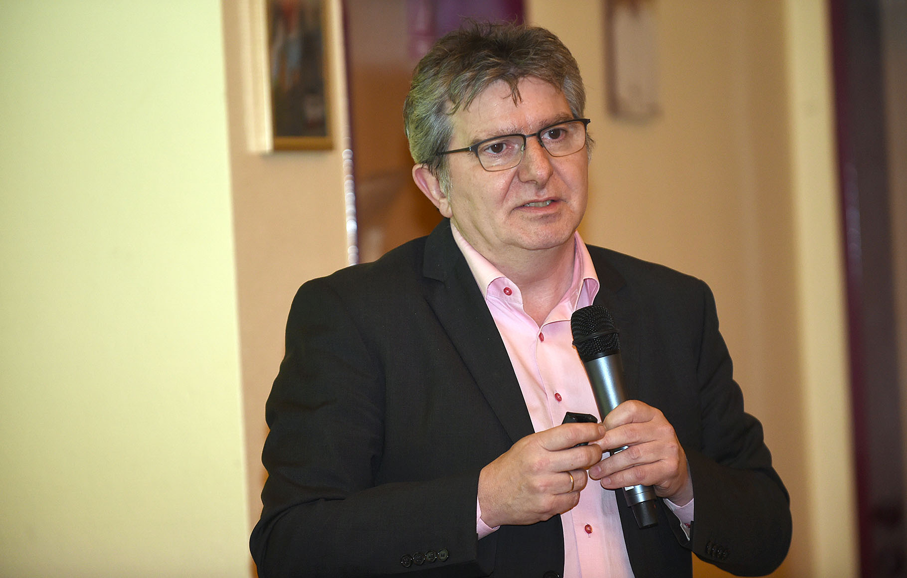 Alter Hase: Sozialdezernet Peter Renzel hat mittlerweile über 40 Asylinformationsveranstaltungen moderiert. Foto: Debus-Gohl