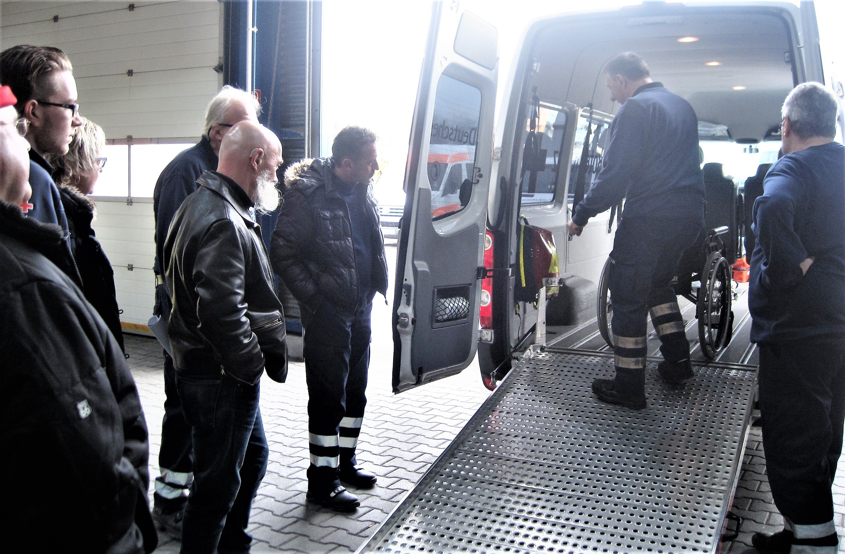 Fahrdienstleiter Bernd Garczyk (auf der Rampe) bei der praktischen Unterweisung