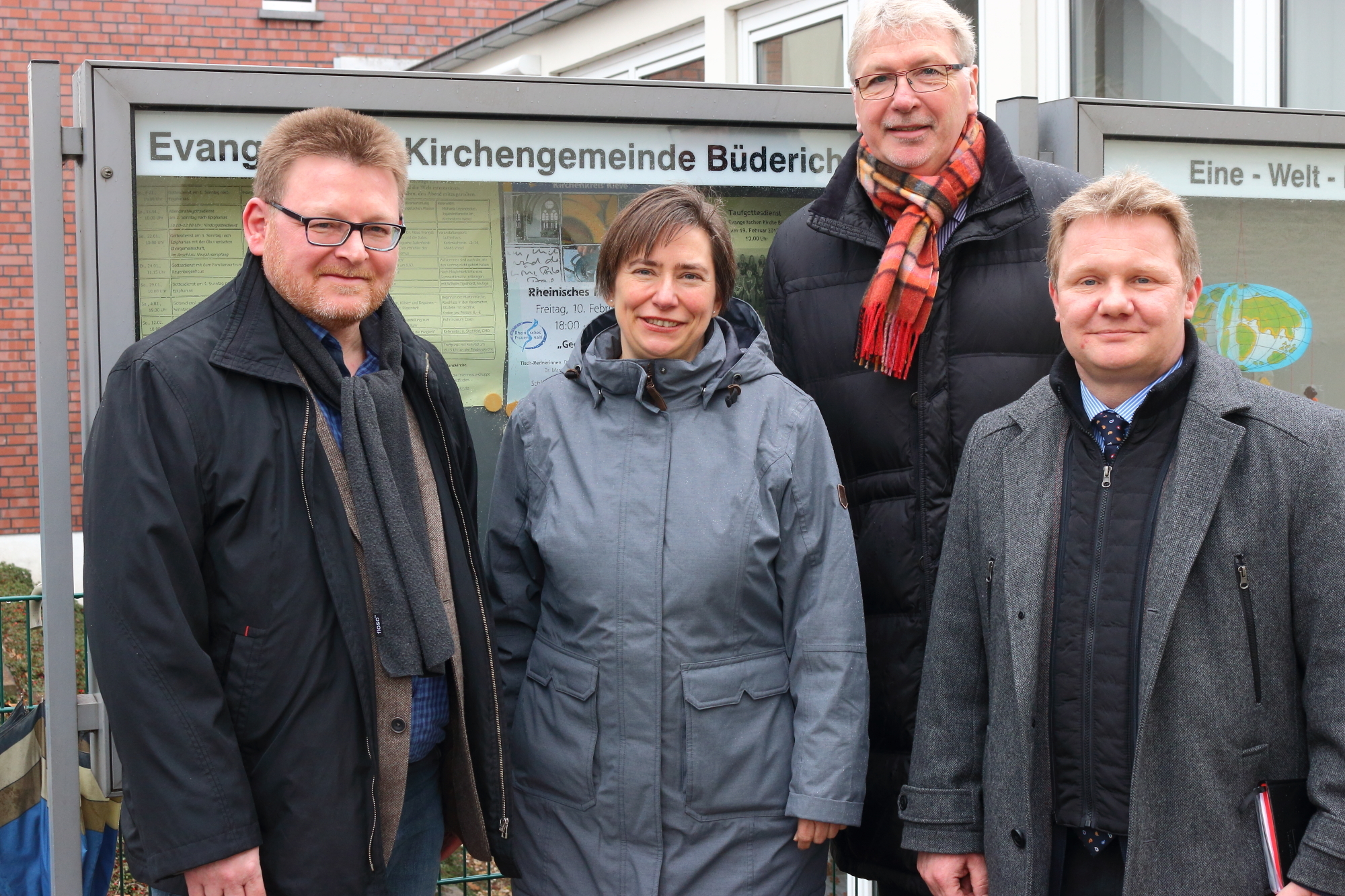 Freuen sich auf das Projekt: Frank Decker (Baukirchenmeister), Susanne Kock (Pfarrerin der ev. Gemeinde Büderich im Kirchenkreis Wesel), Rainer Rabsahl (Geschäftsführer EV. Krankenhaus Wesel GmbH) und André Gorres (Leiter des Geschäftsbereiches Pflege- und Senioreneinrichtungen)