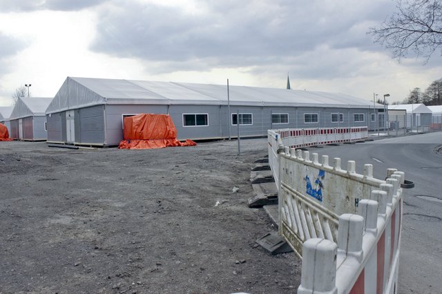 Zeltdörfer gehören der Vergangenheit an. Als Reserve bei erneut steigenden Flüchtlingszahlen plant die Stadt knapp 3.000 Plätze, 126 von ihnen sind an der Cathostraße vorgesehen. Archivfoto: Müller