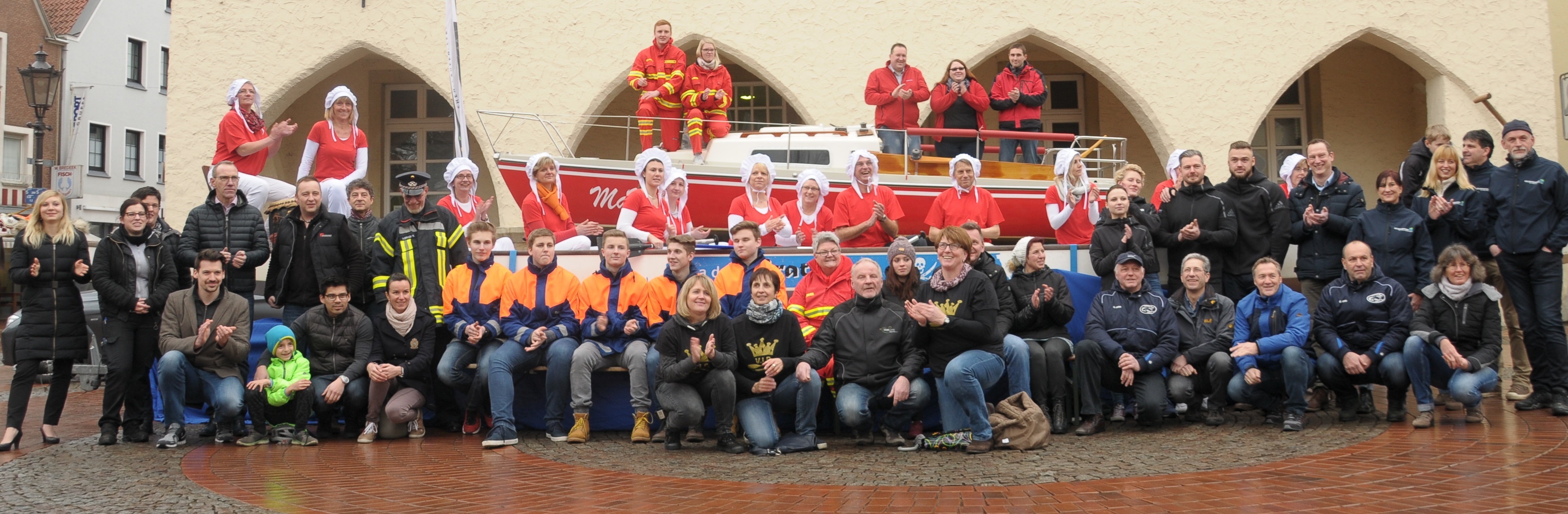 Die ersten gemeldeten Teams des Drachenboot-Rennens stellten sich am Freitag auf dem Marktplatz vor.