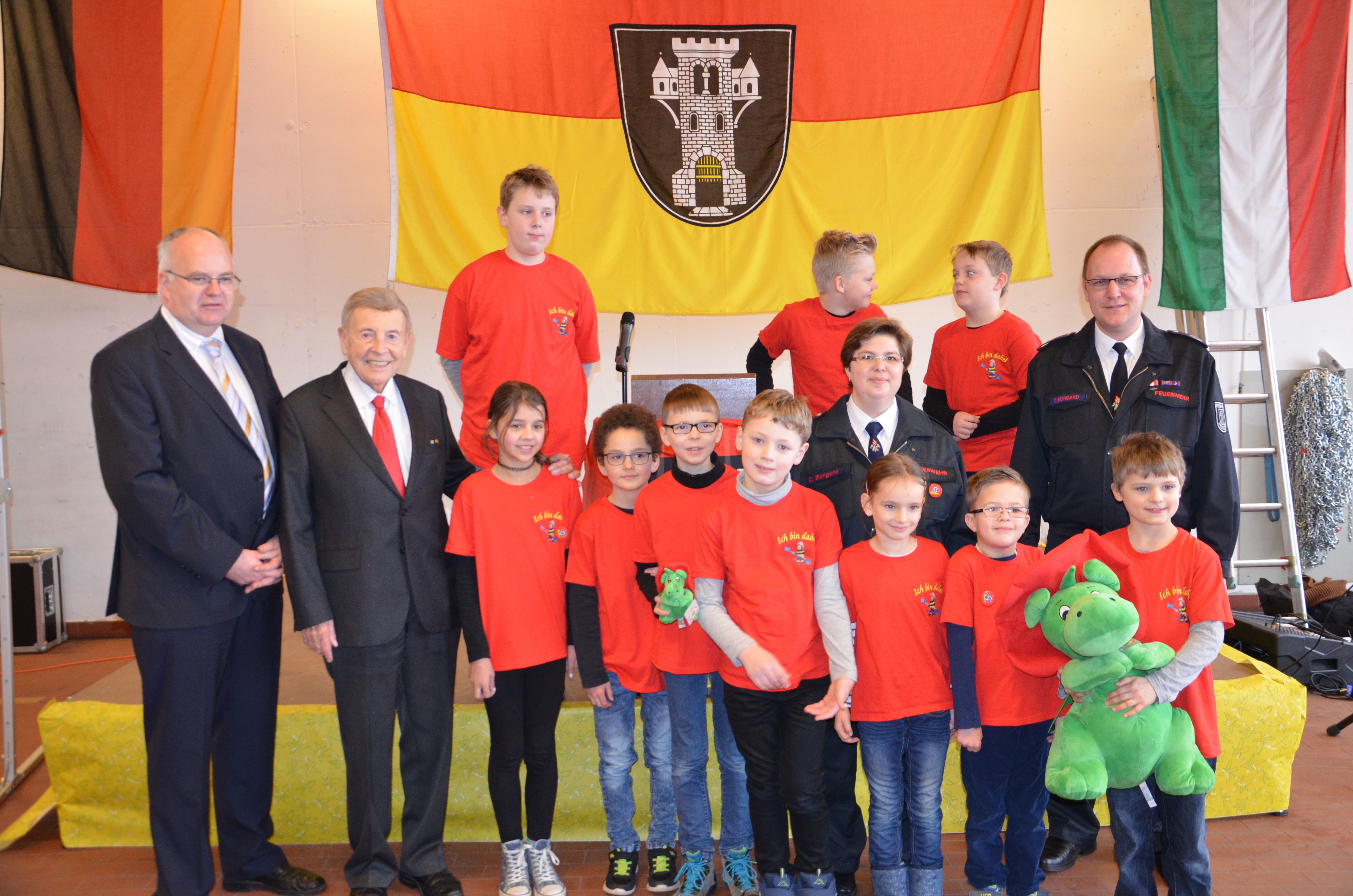 Die Kinderfeuerwehr, Offizielle und Ehrengast bei Mendener Jahresempfang.