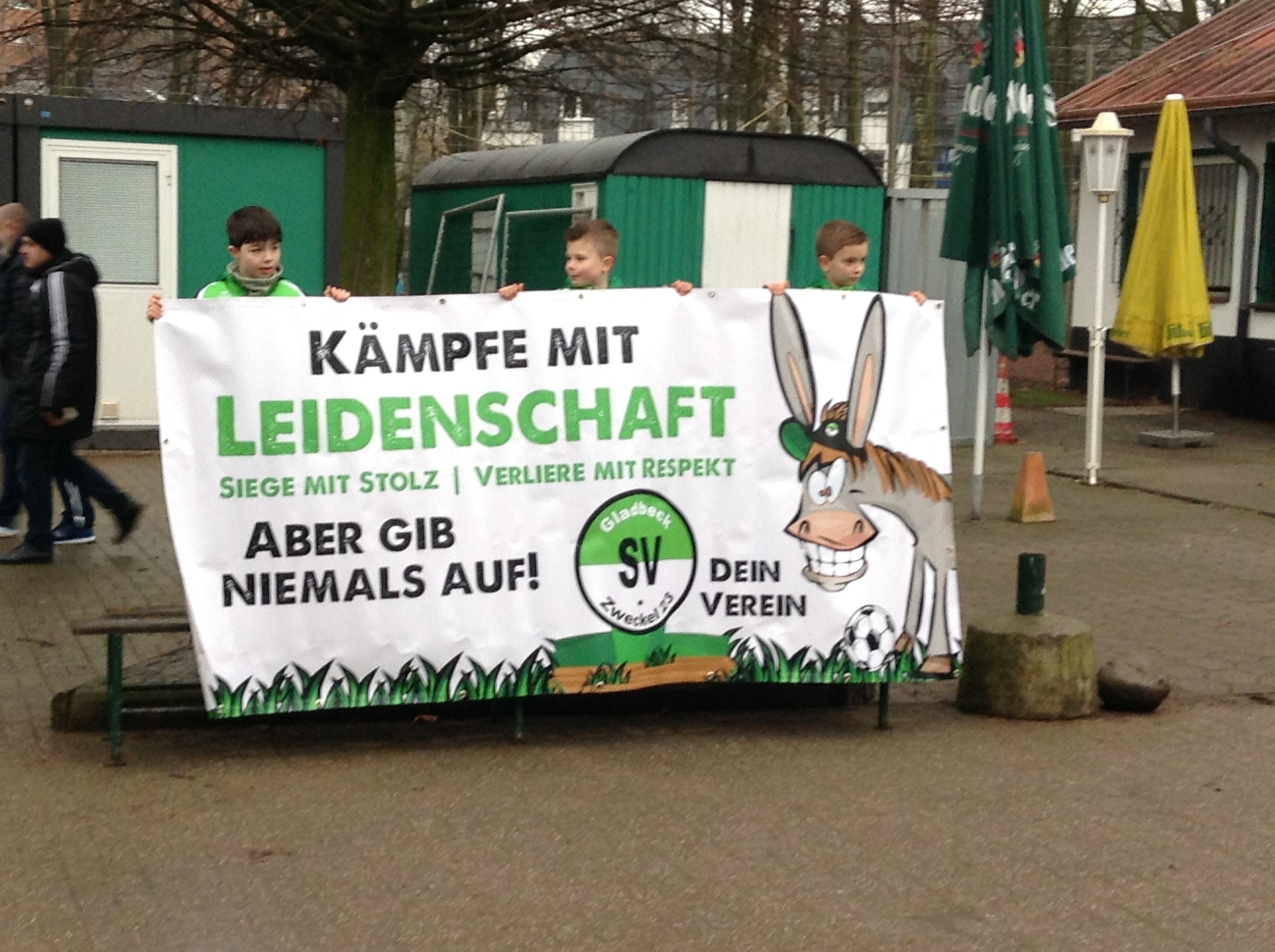 Auch die Nachwuchsfußballer des SV Zweckel lassen ihre 1. Mannschaft nicht im Stich und machten mit einem schöner Banner den Grünhemden Mut.