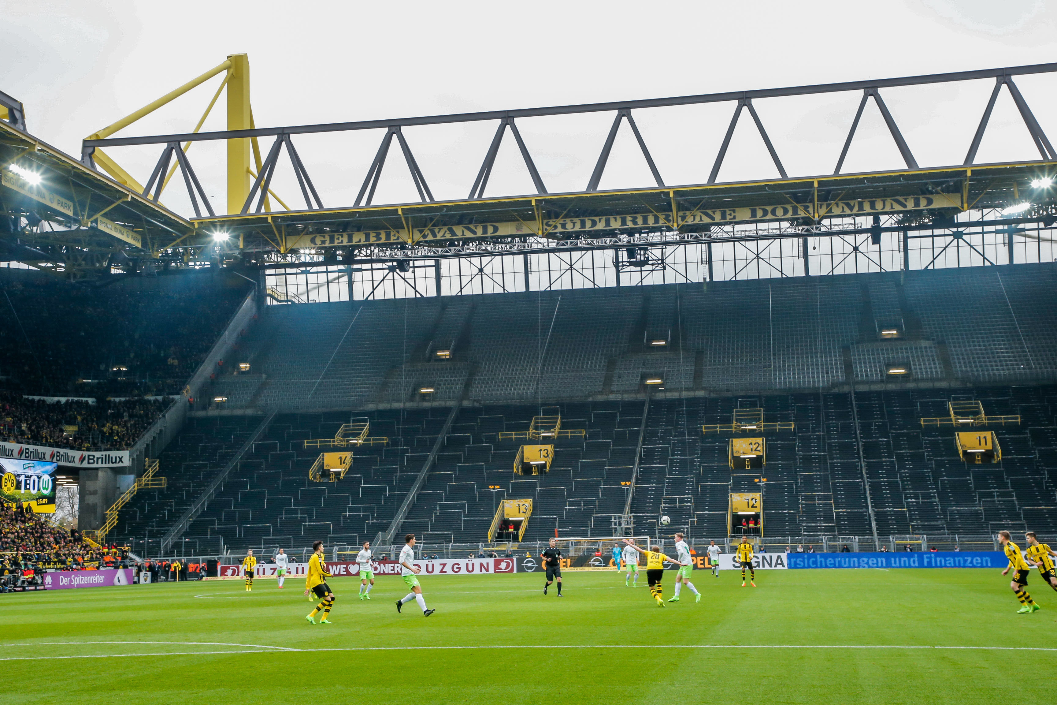 Gespenstische Leere: Beim Spiel zwischen Dortmund und Wolfsburg kamen "nur" 56.000 Zuschauer, weil die Südtribüne gesperrt war.