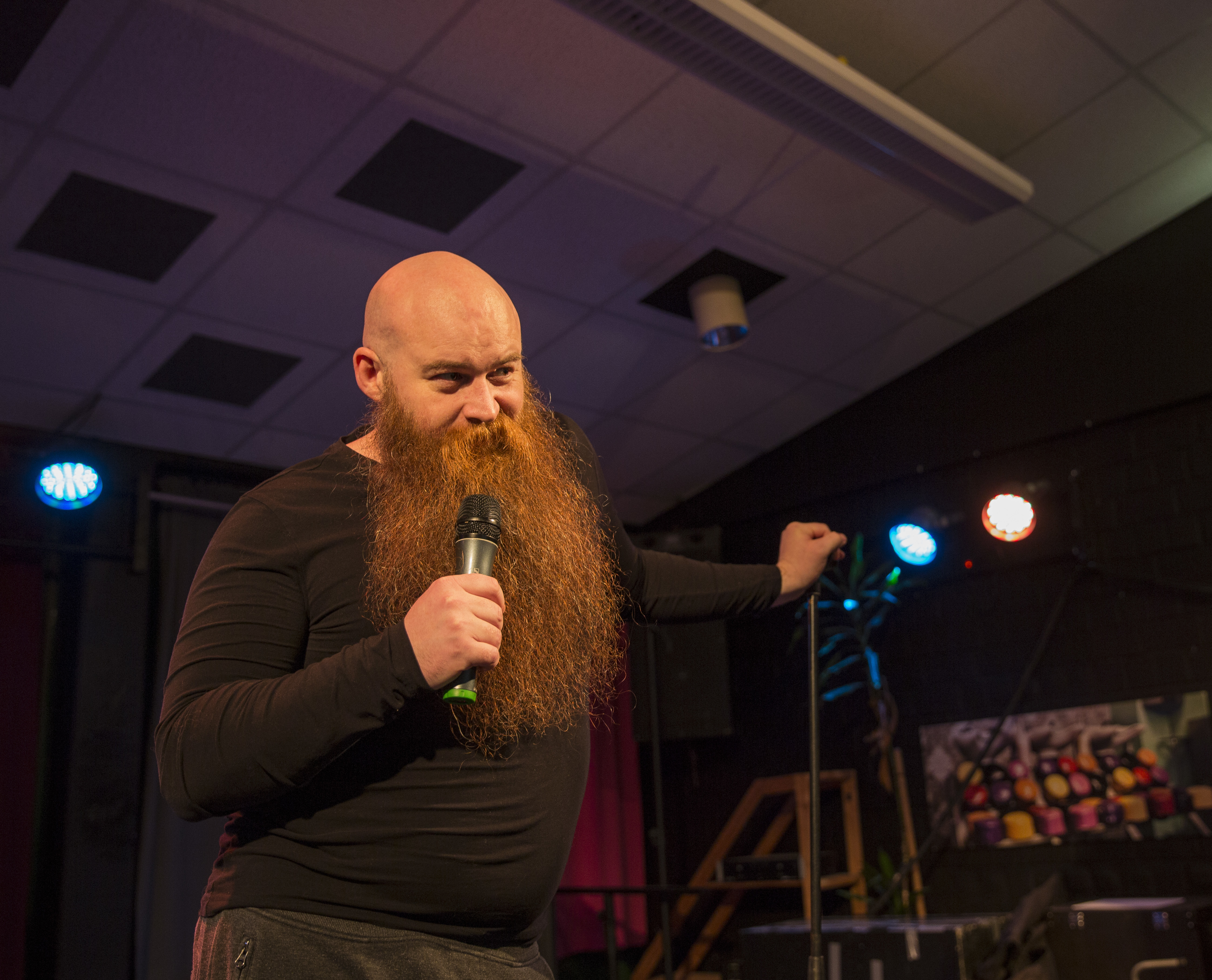 Seine Witze sind bissig und häufig voller Selbstironie. Seine Markenzeichen sind sein Bart und seine Glatze. Allein sein Äußeres hebt ihn schon aus der Masse vieler Comedians heraus. Foto: Jörg Prochnow
