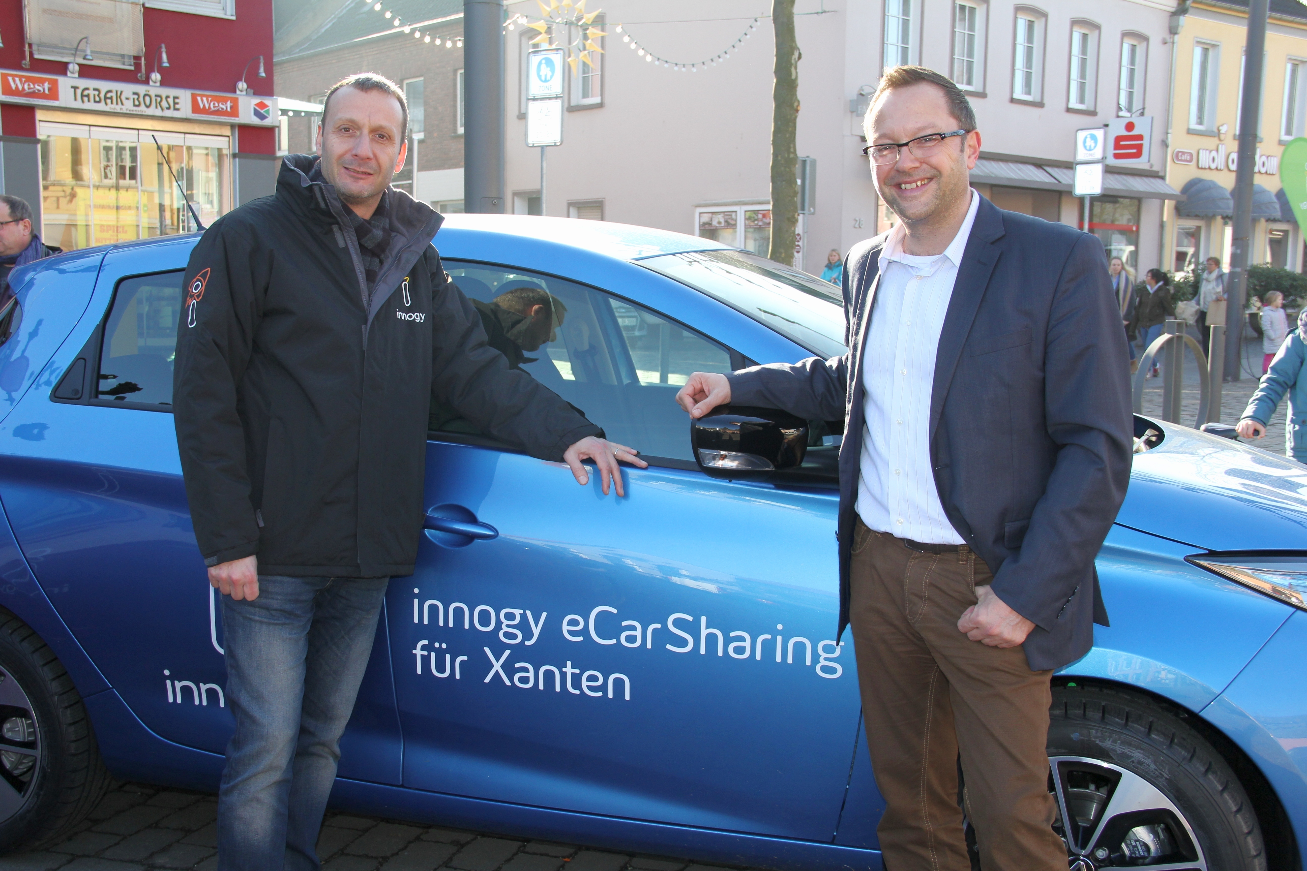 Frithjof Gerstner, Kommunalbetreuer von innogy und Xantens Bürgermeister Thomas Görtz gehen gemeinsam einen wichtigen Schritt mit den emissionslosen Elektroautos.