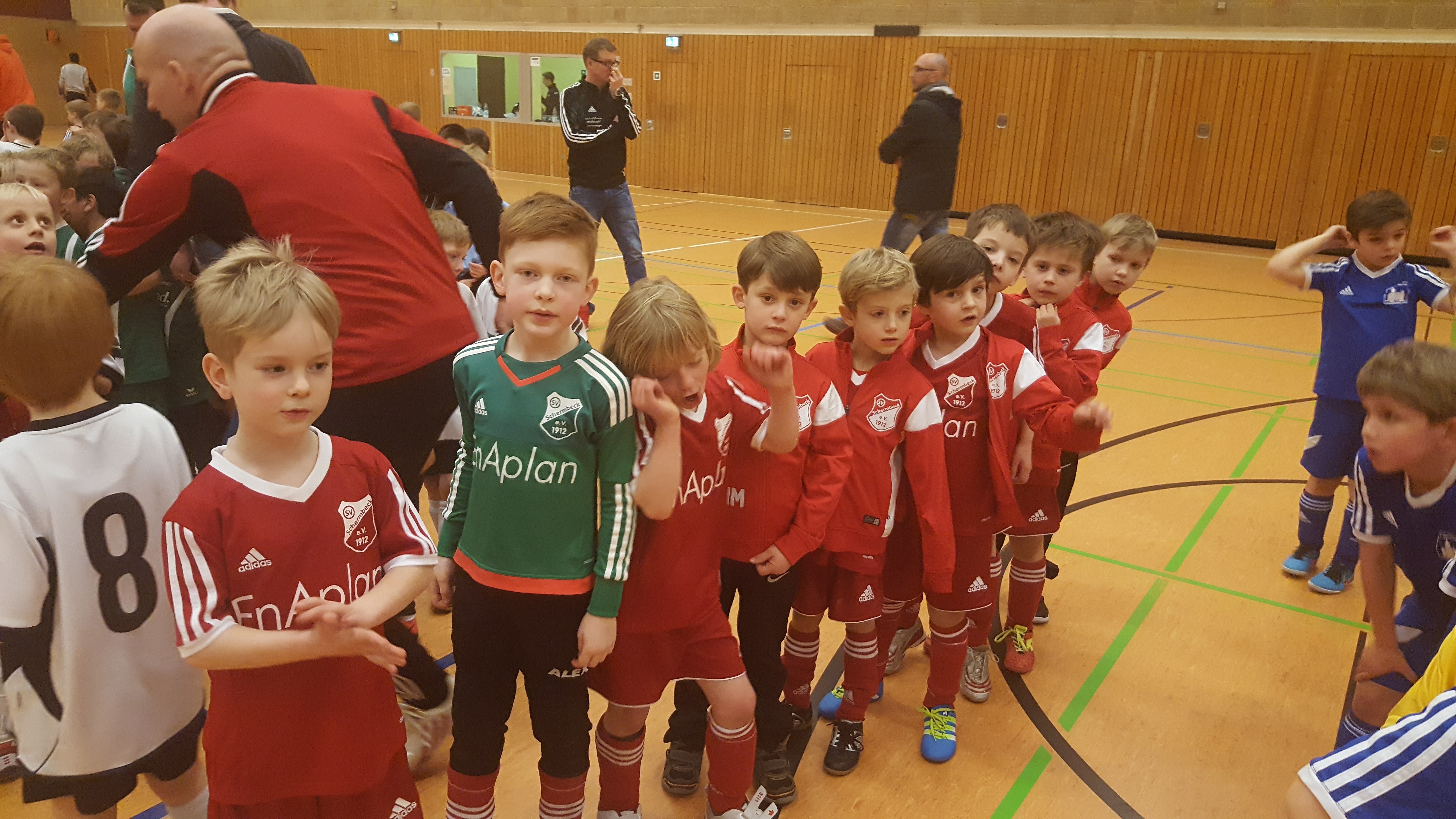 Kapitän Mathis Pattscheck, Max Dahlhaus (TW), Matti Schoch, Meron Merovci, Levi Steigerwald, Bengt Ingmar Rosen, Teo Bahne, Alexander Spork und Miguel Darmstadt vor der Siegerehrung.