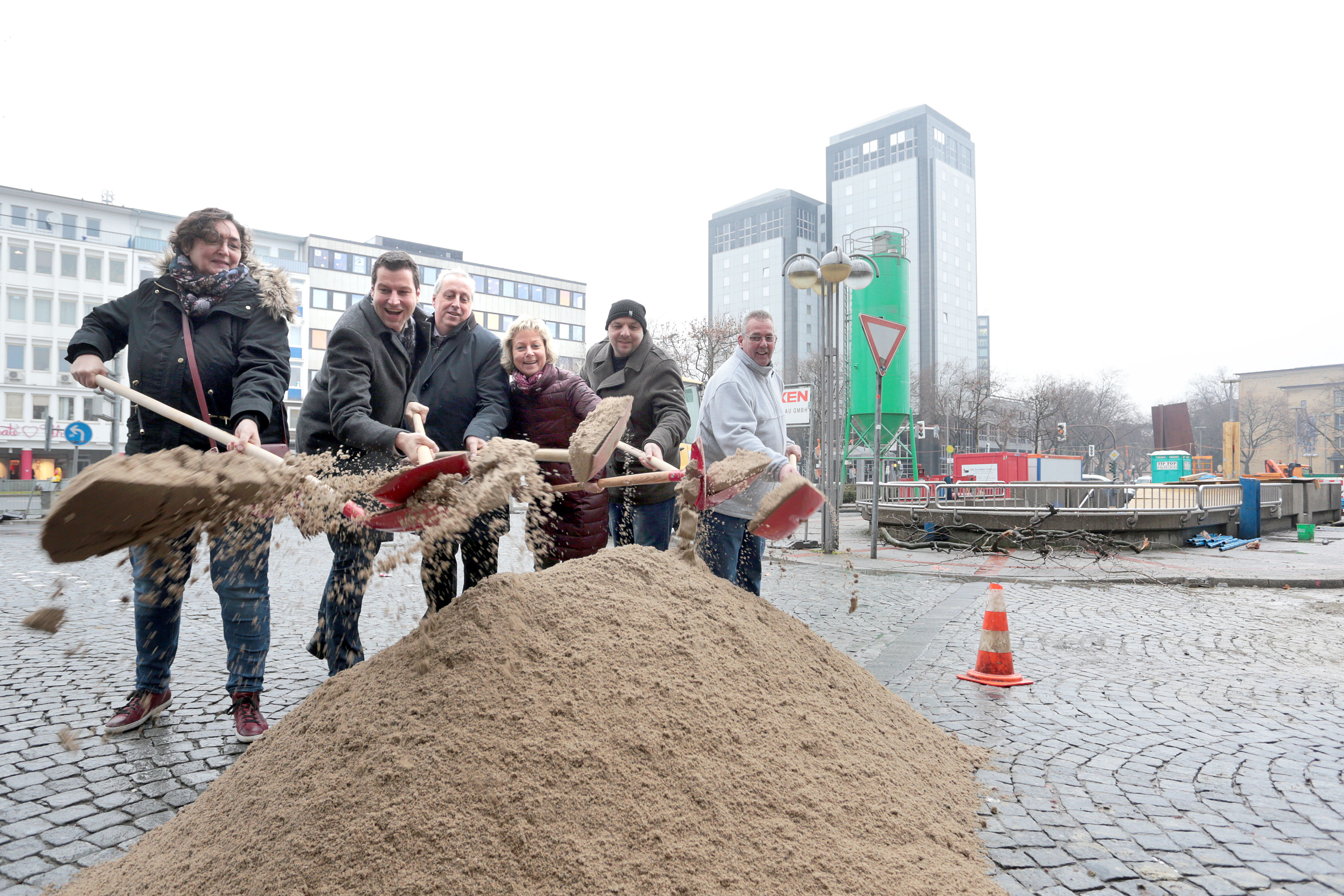 Den symbolischen Spatenstich für die Umgestaltung des Zentralen Bahnhofes in Bochum unternehmen am 17.02.2017 Bezirksbürgermeisterin Gabriele Spork, Oberbürgermeister Thomas Eiskirch, BOGESTRA-Vorstand Andreas Kerber, Ratsmitglied Martina Schnell, Bezirksvertreter Sven Ratajczak und Ratsmitglied Reiner Rogall.