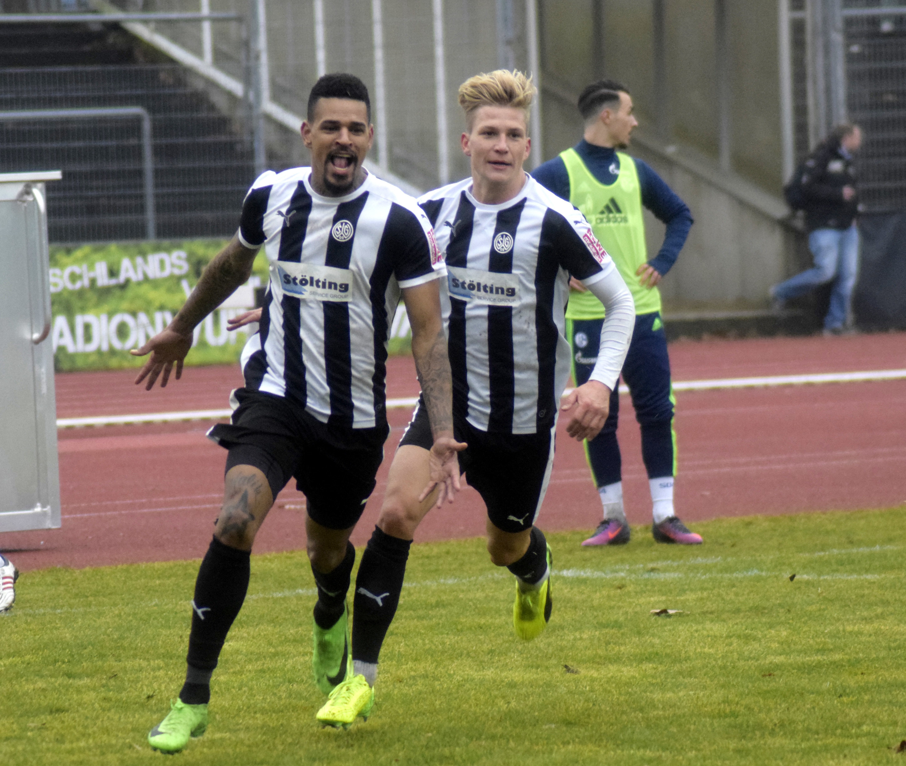 Daniel Keita-Ruel erzielte den 2:1-Siegtreffer. Mit ihm freut sich Nils Hönicke. FOTO: Peter Mohr