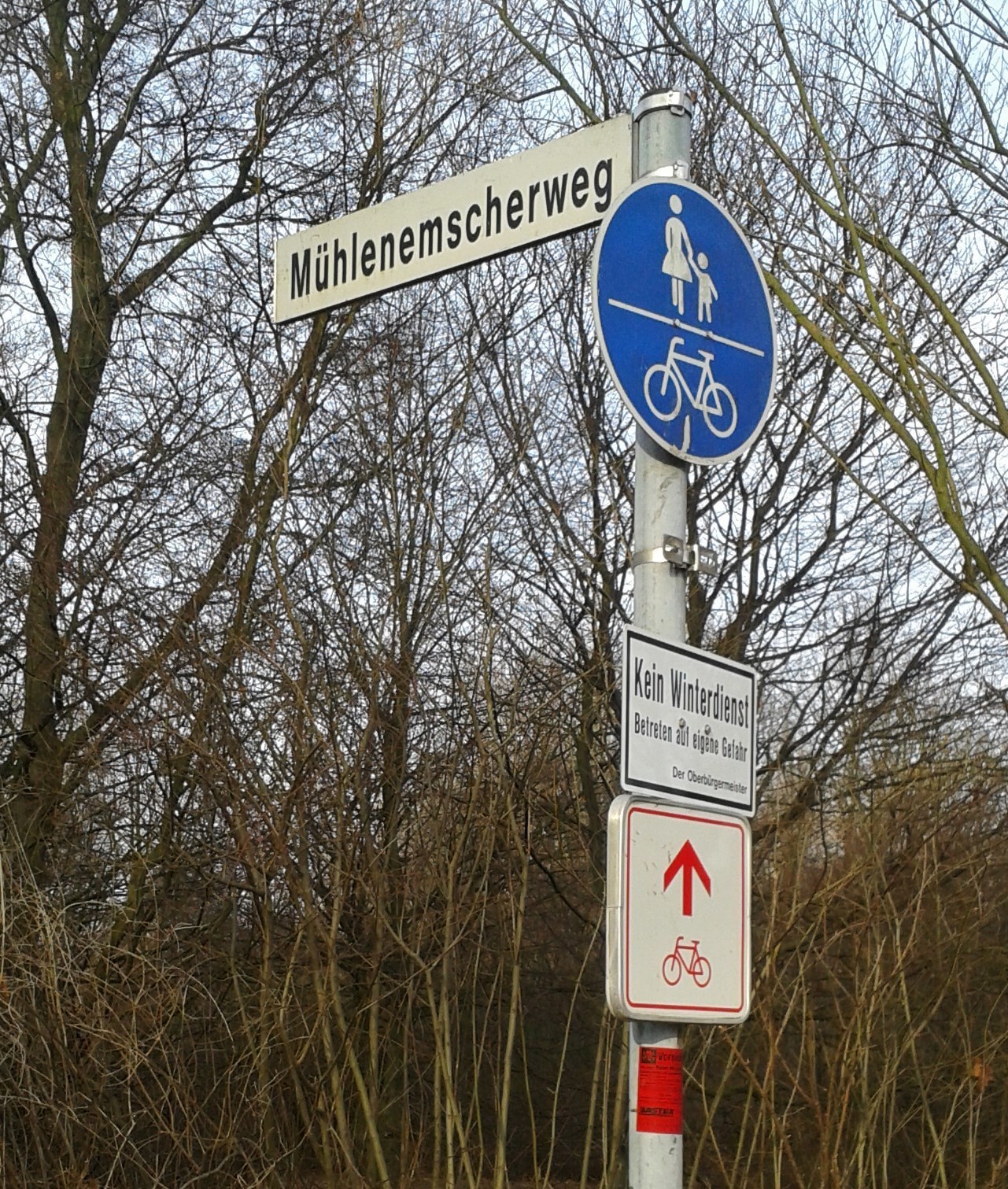 Schwarz auf Weiss sehen wir hier den Emschermühlenweg auf Gelsenkirchener Grund, auf essener Süden nähern wir uns dem kleinen Bach mit Strassenhinwesien Weiß auf Blau.