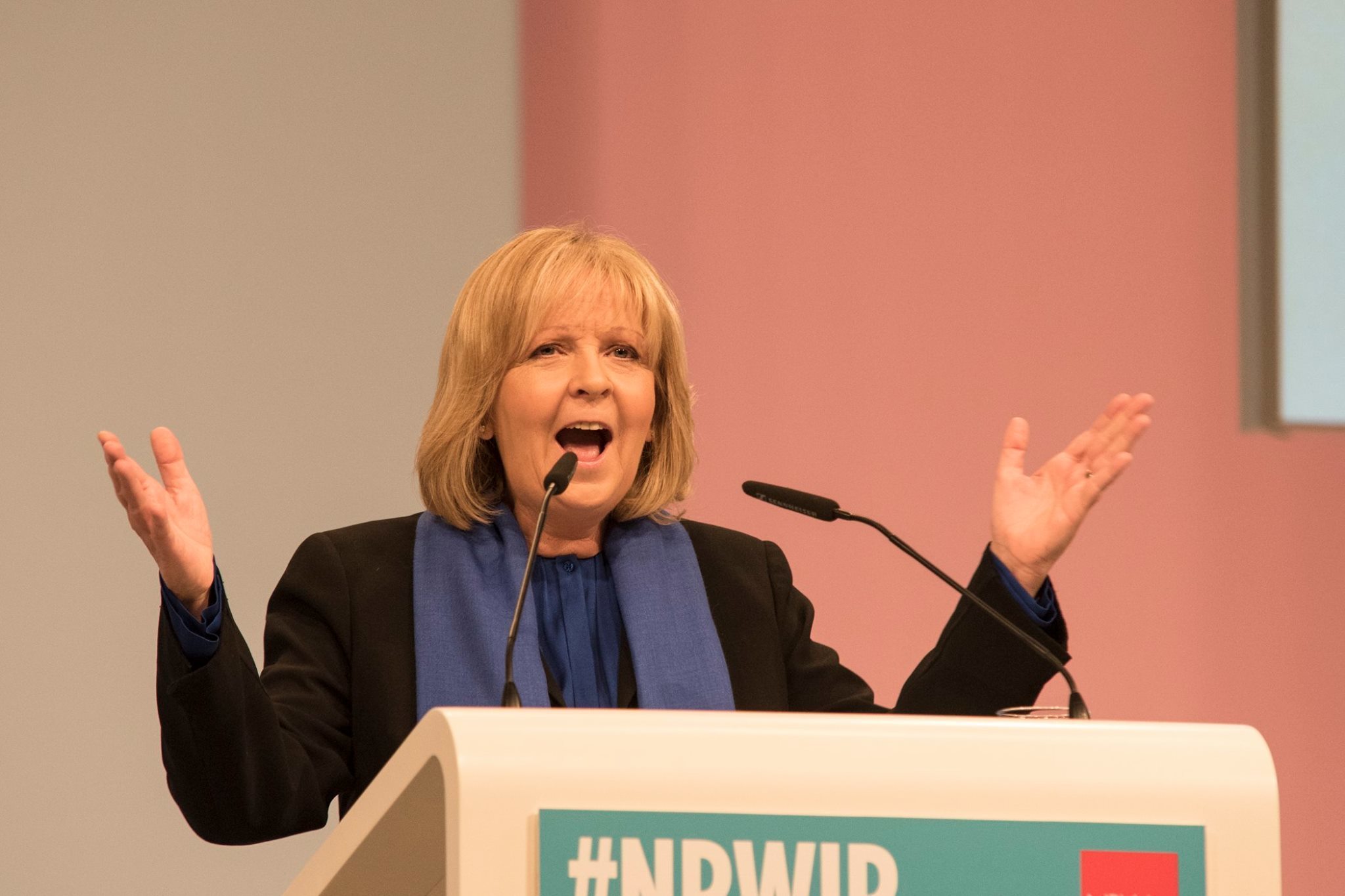 Einstimmig wählten die Delegierten Hannelore Kraft, die amtierende Ministerpräsidentin, zur Spitzenkandidatin für die Landtagswahl 2017.