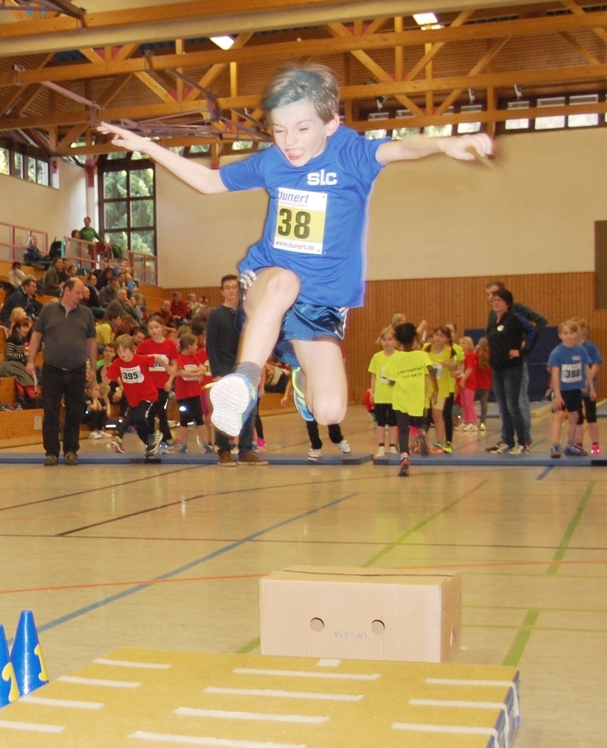 Tollkühne Kinder fliegen über Kisten beim Hallensportfest im Löwental.
Foto: Henschke